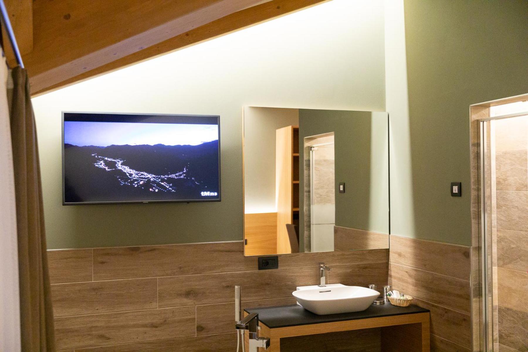 Deluxe Double Room with Bath photo 2