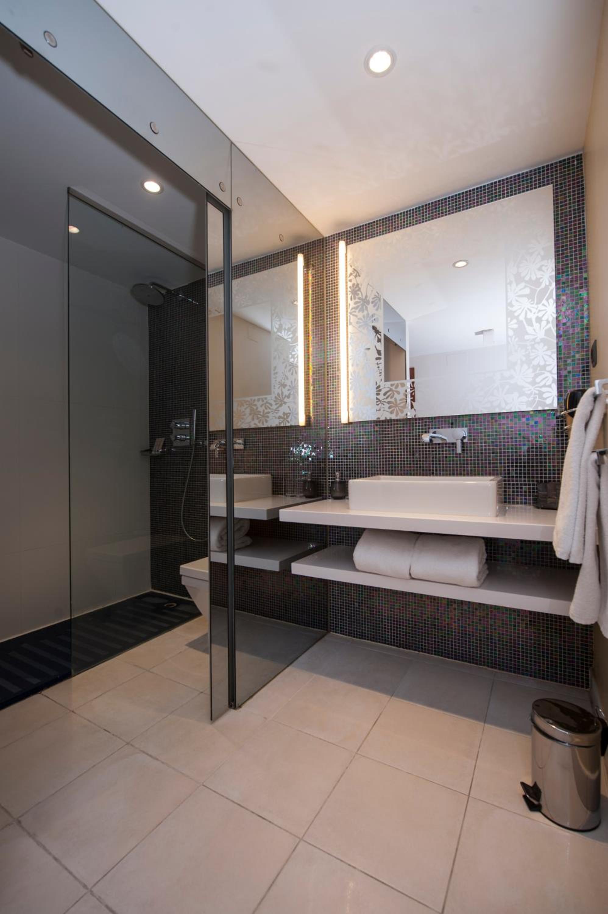 Double Room with Balcony - Photo 15