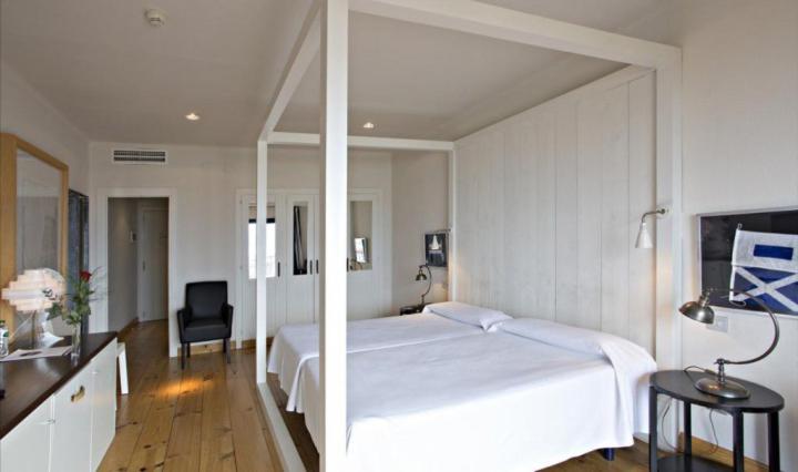 Superior Double Room with Sea View - Photo 3