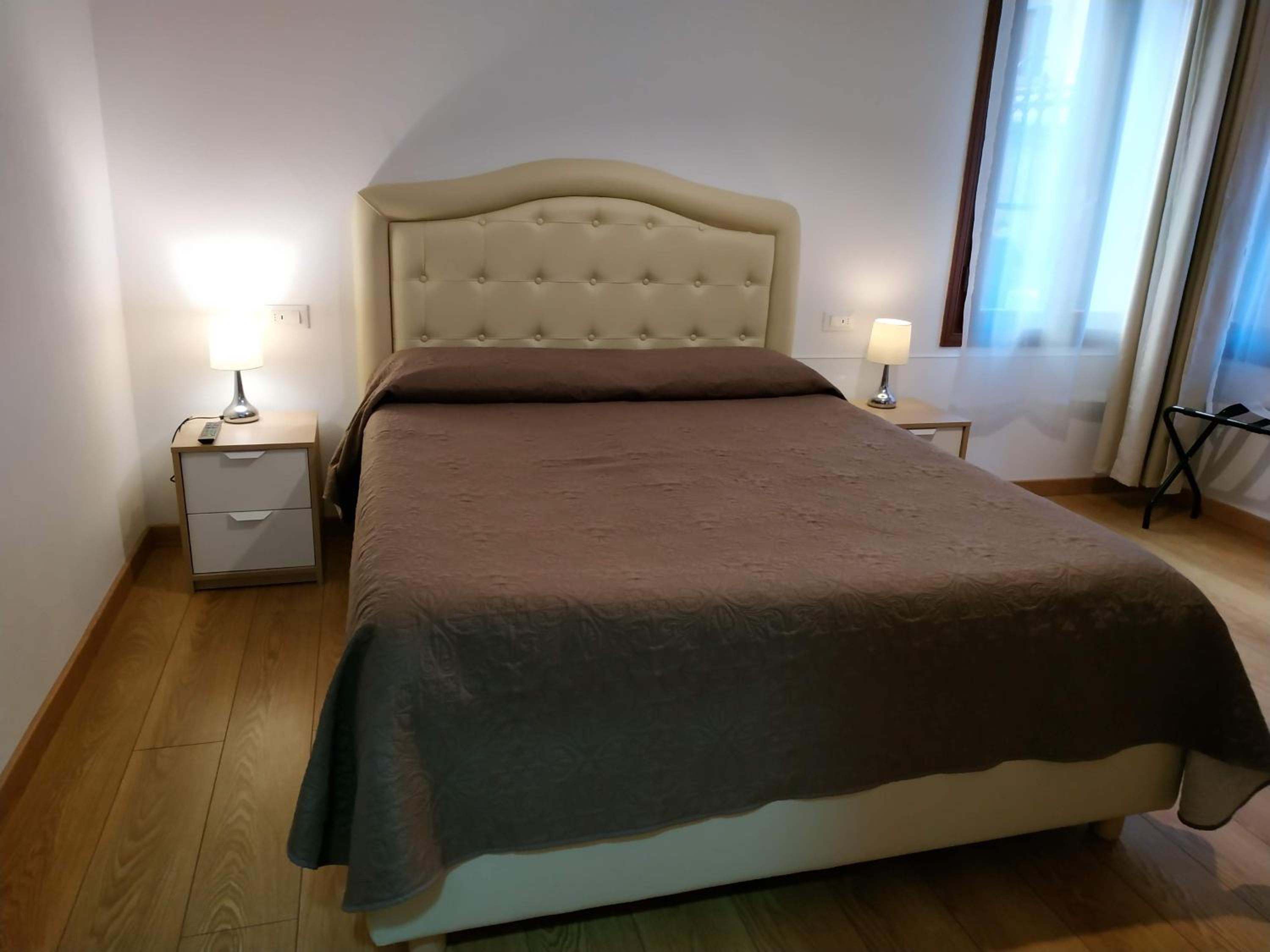 Deluxe Double Room with Shower and Private Bathroom photo 3