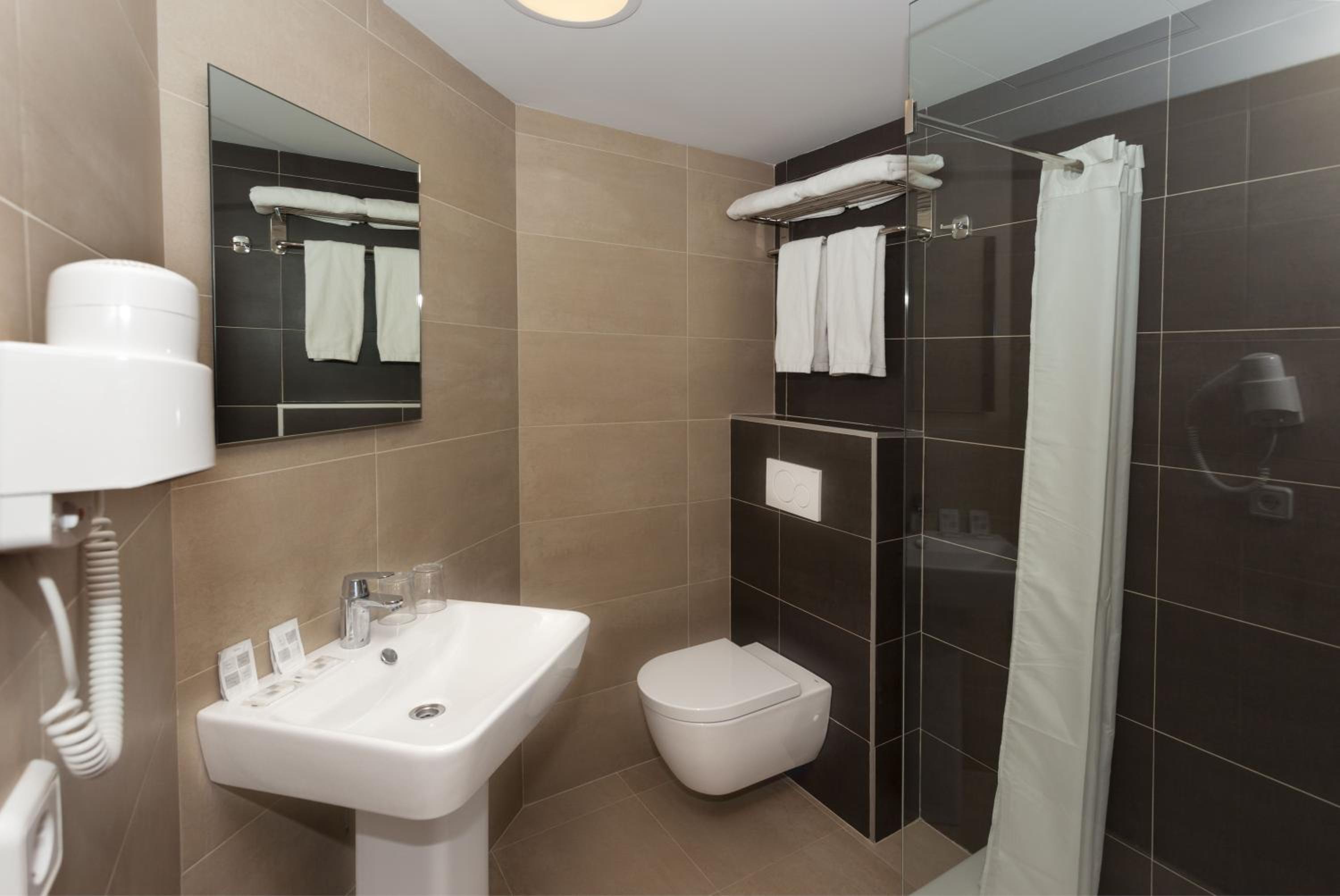 Double Room (2 Adults + 1 Child ) photo 2