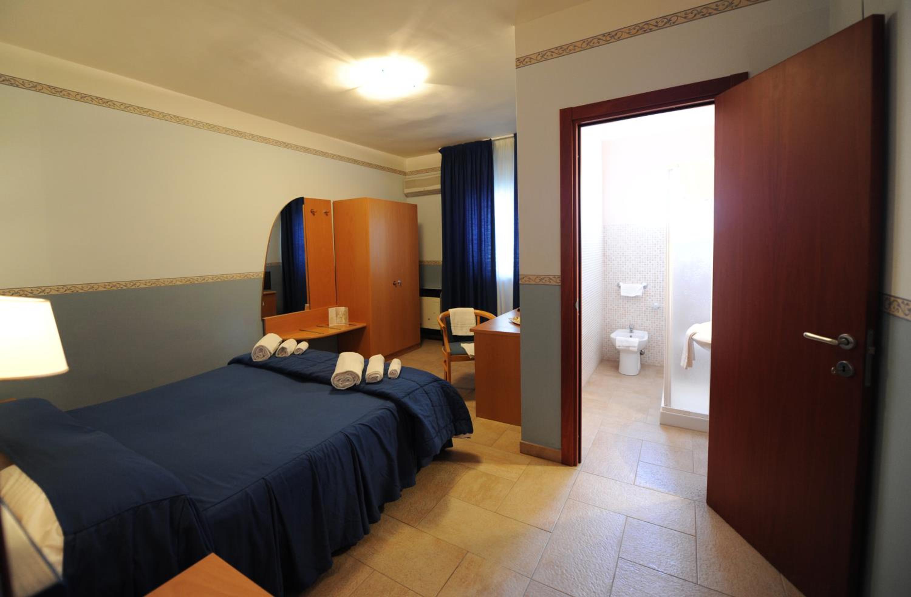 Double or Twin Room photo 3