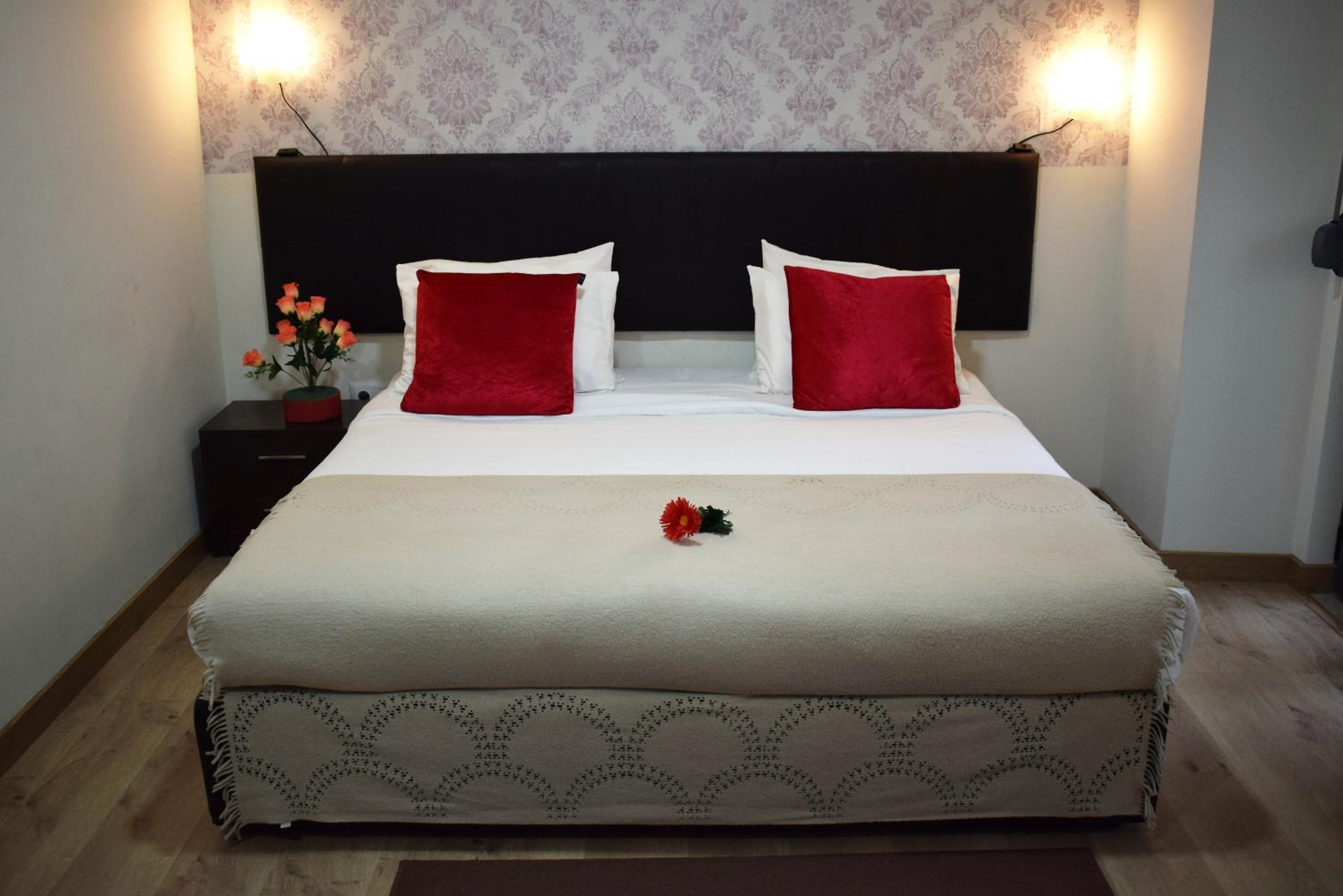 Family Room with Private Bathroom - Photo 3