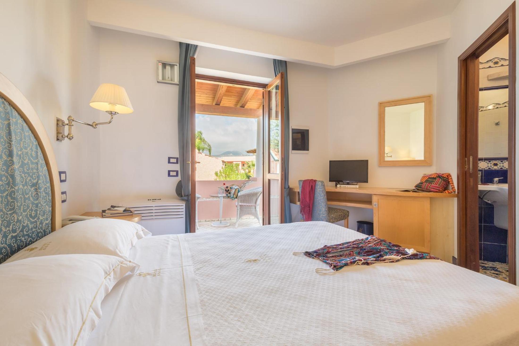 Standard Double Room with French Bed - Photo 10