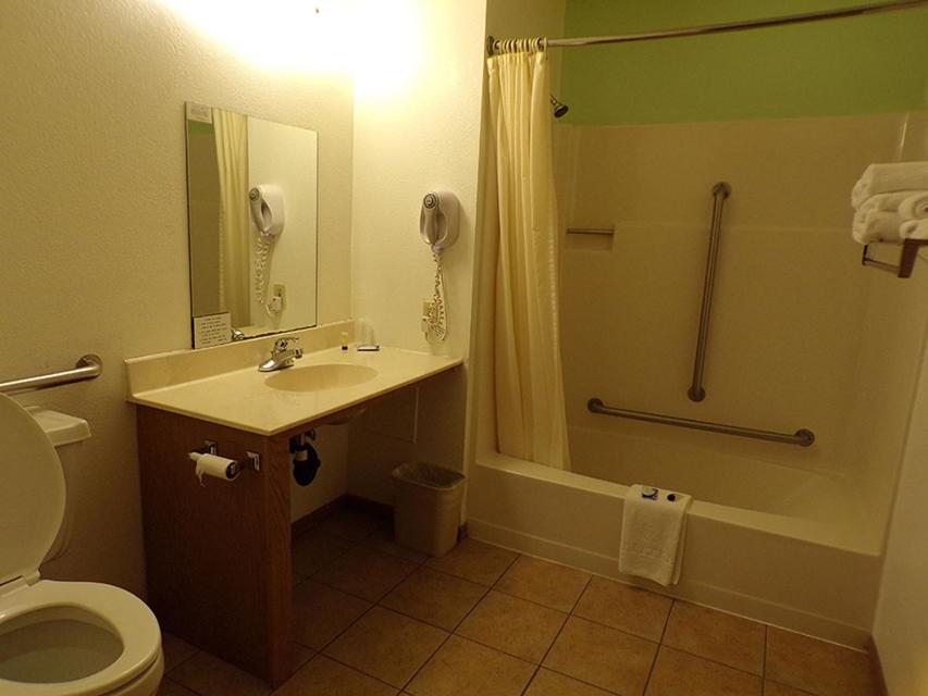 Queen Room - Disability Access photo 3