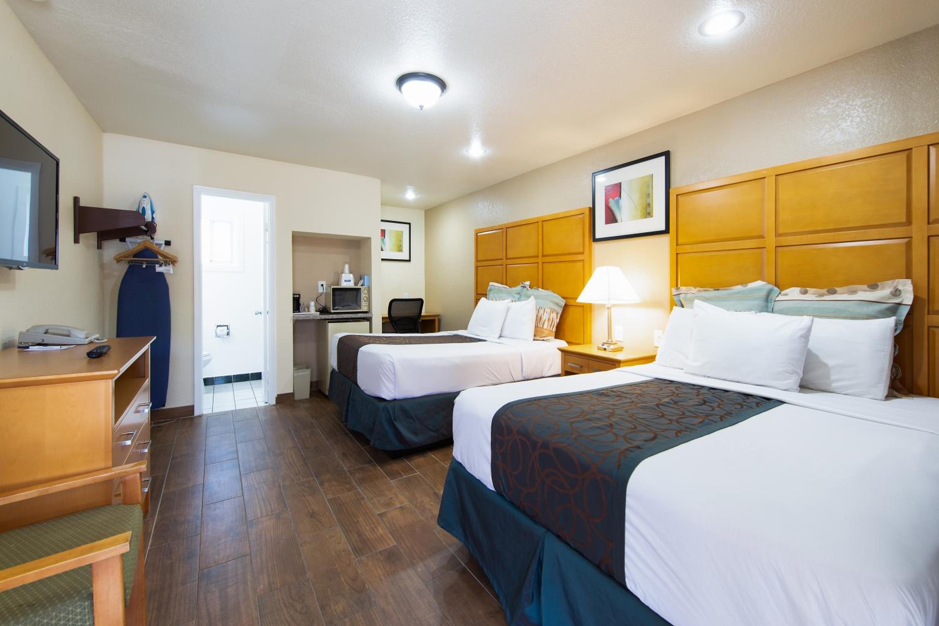 Double Room with Two Double Beds - Non-Smoking - Photo 4