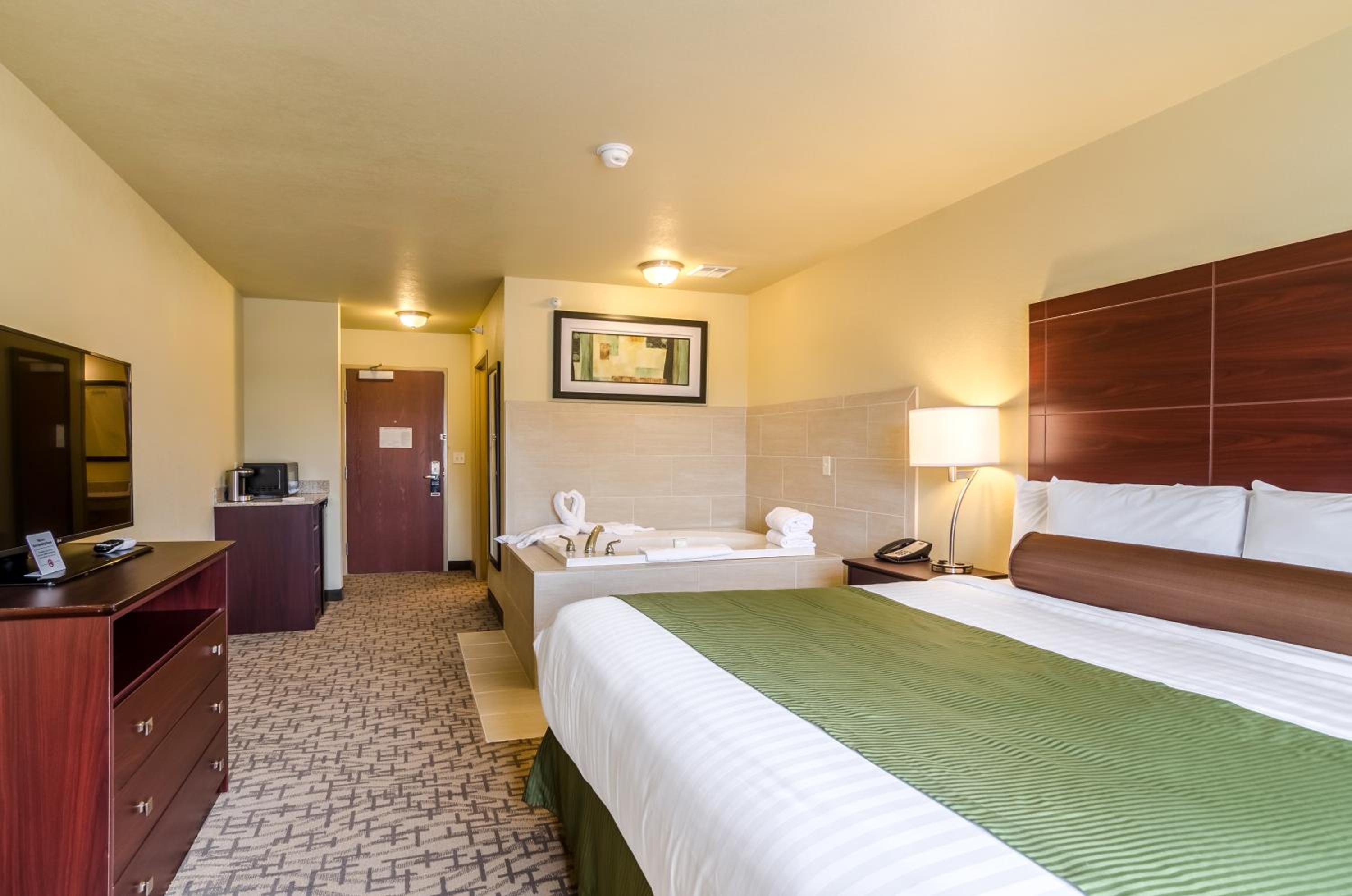 King Suite with Spa Bath photo 2