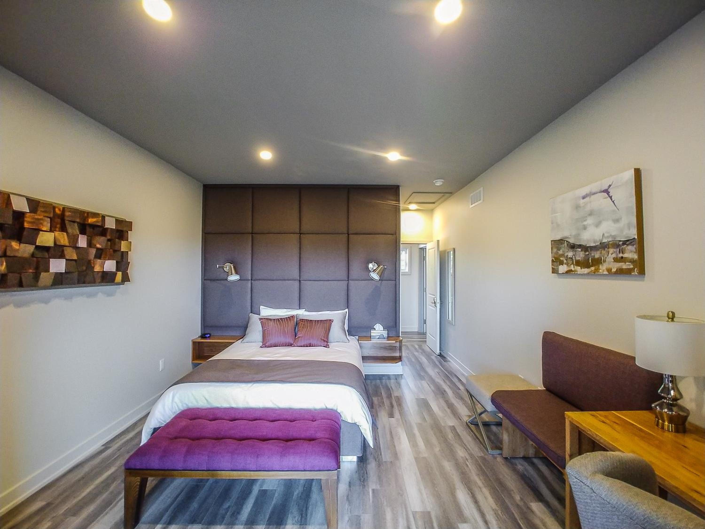 Queen Room with Balcony - Photo 2