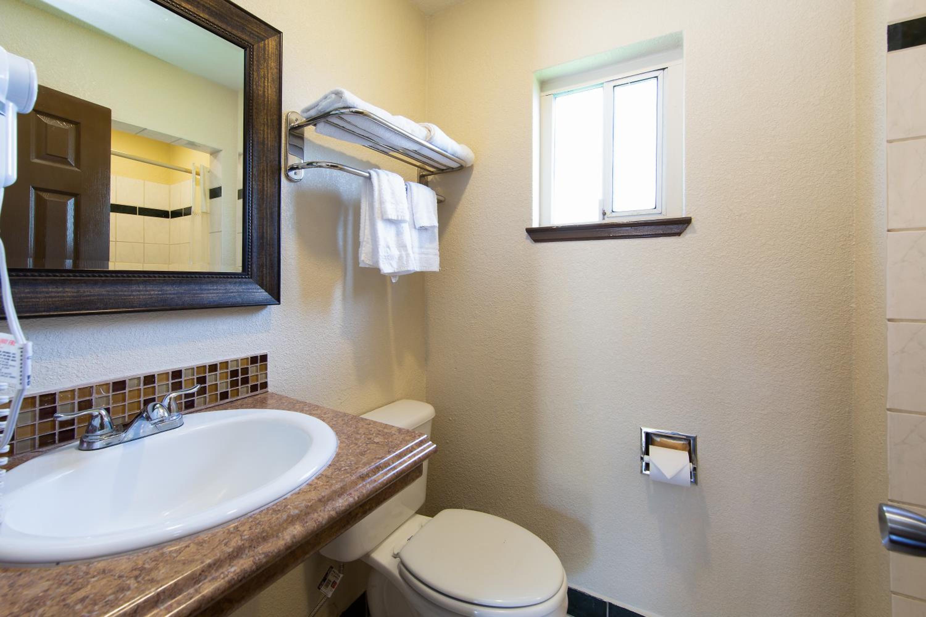 King Room - Non-Smoking - Photo 2