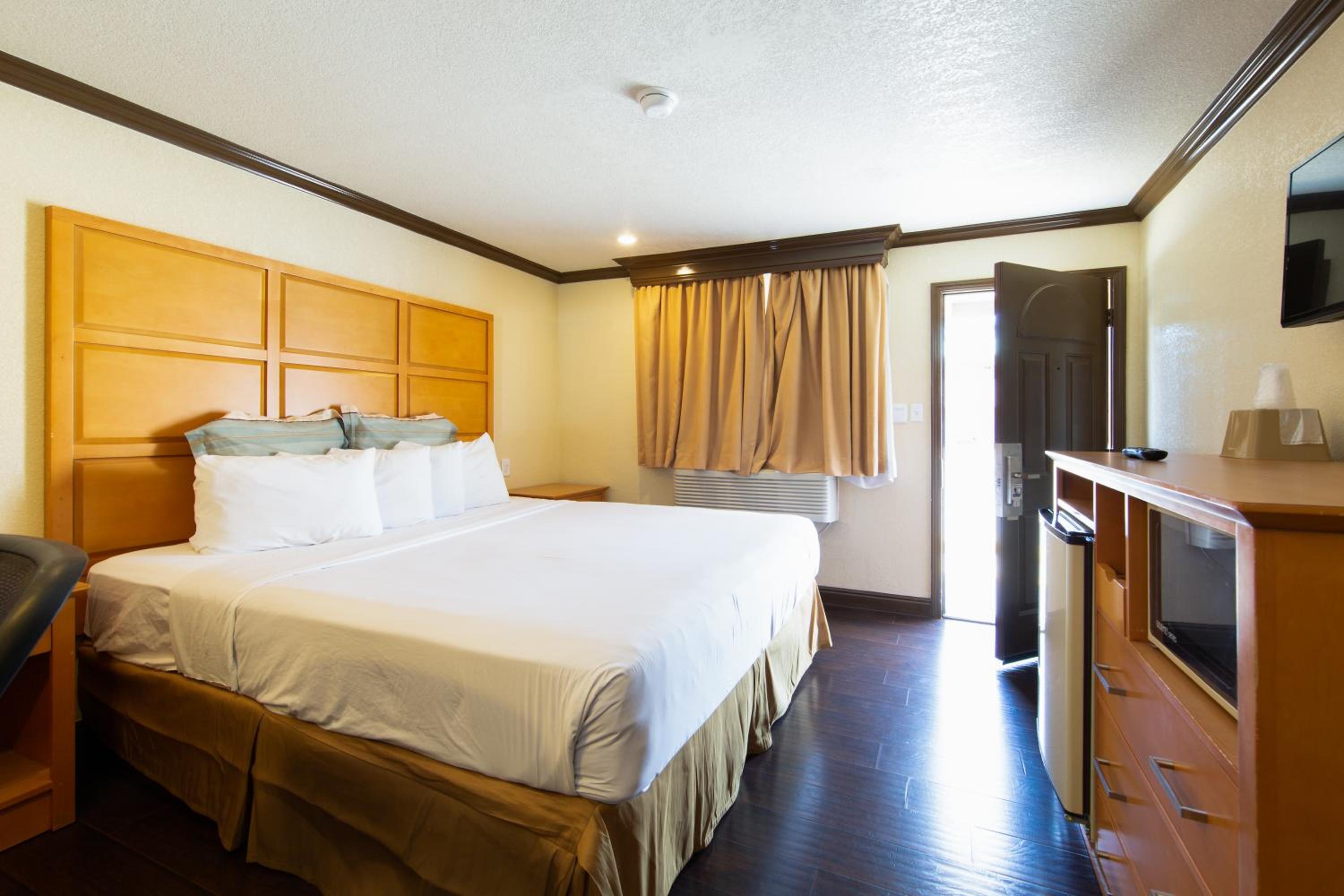 King Room - Non-Smoking - Photo 1