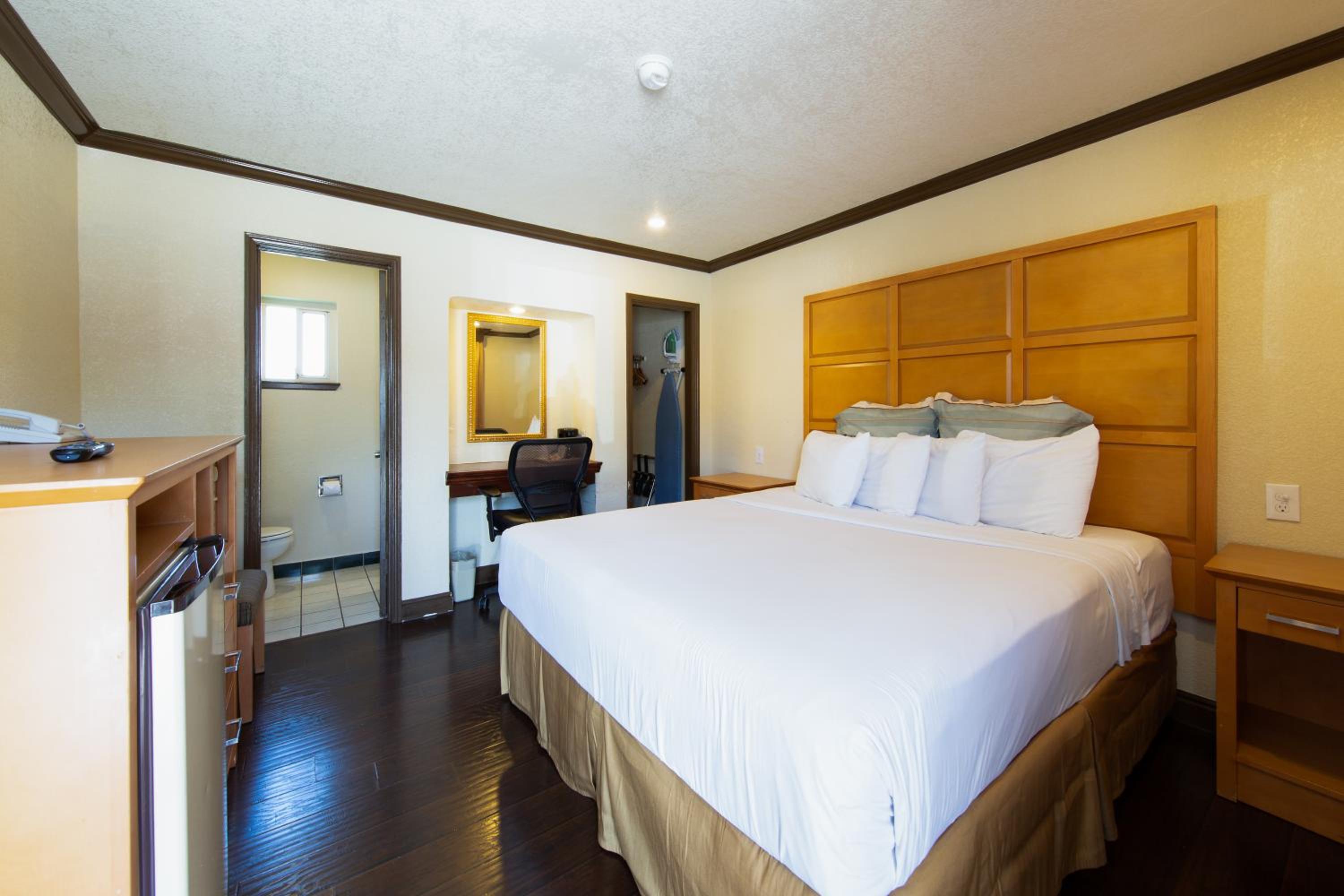 Queen Room - Non-Smoking - Photo 1