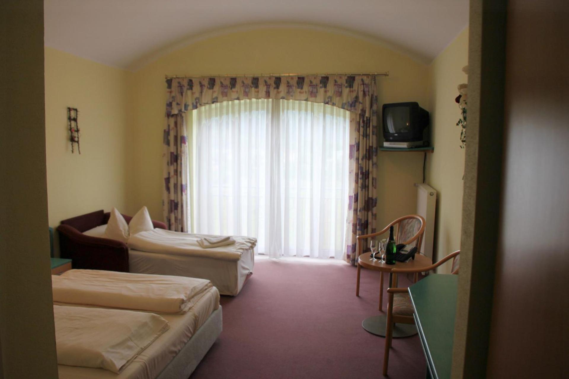 Family Room (2 Adults + 1 Child) - Photo 4