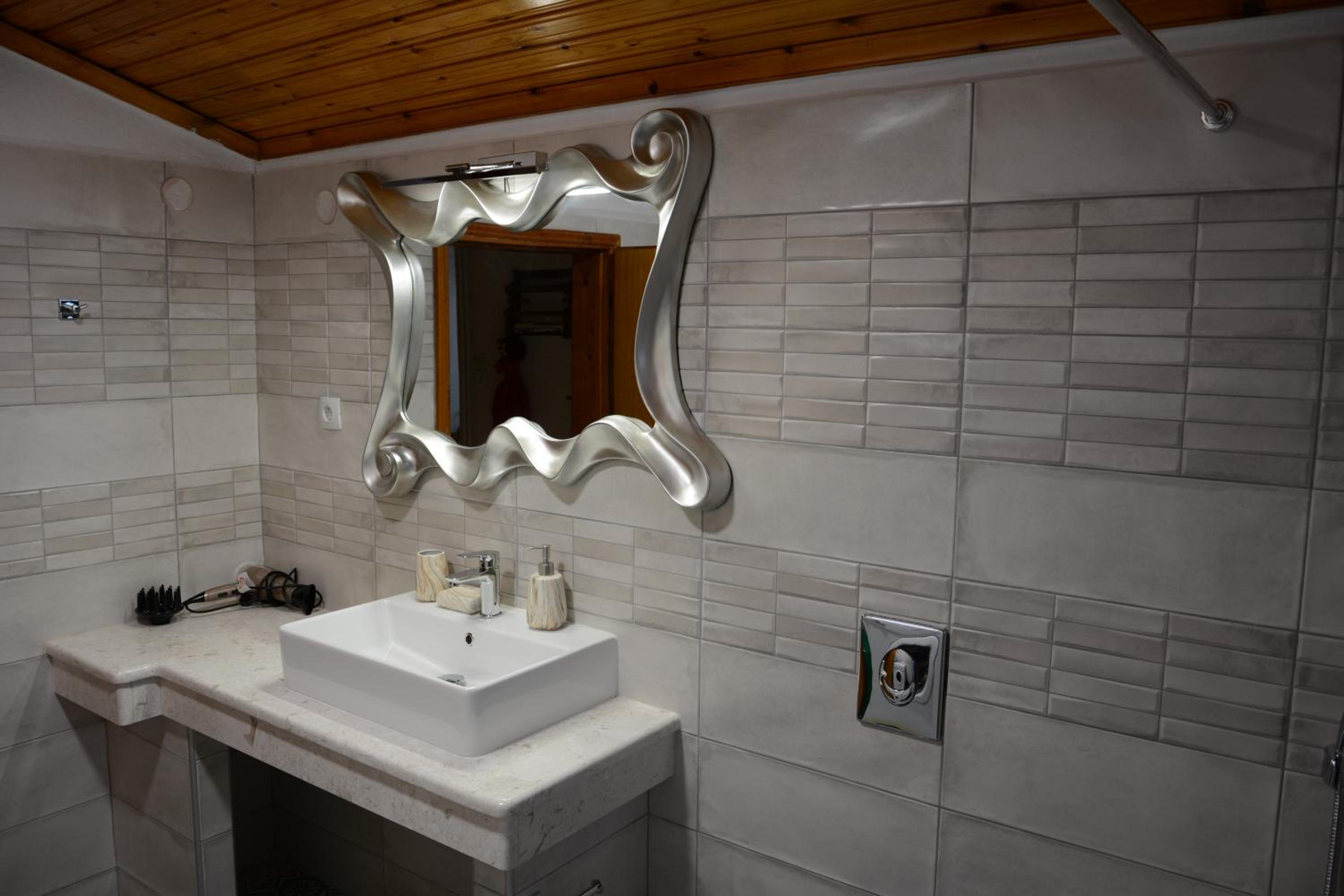 Two-Bedroom House - Photo 20