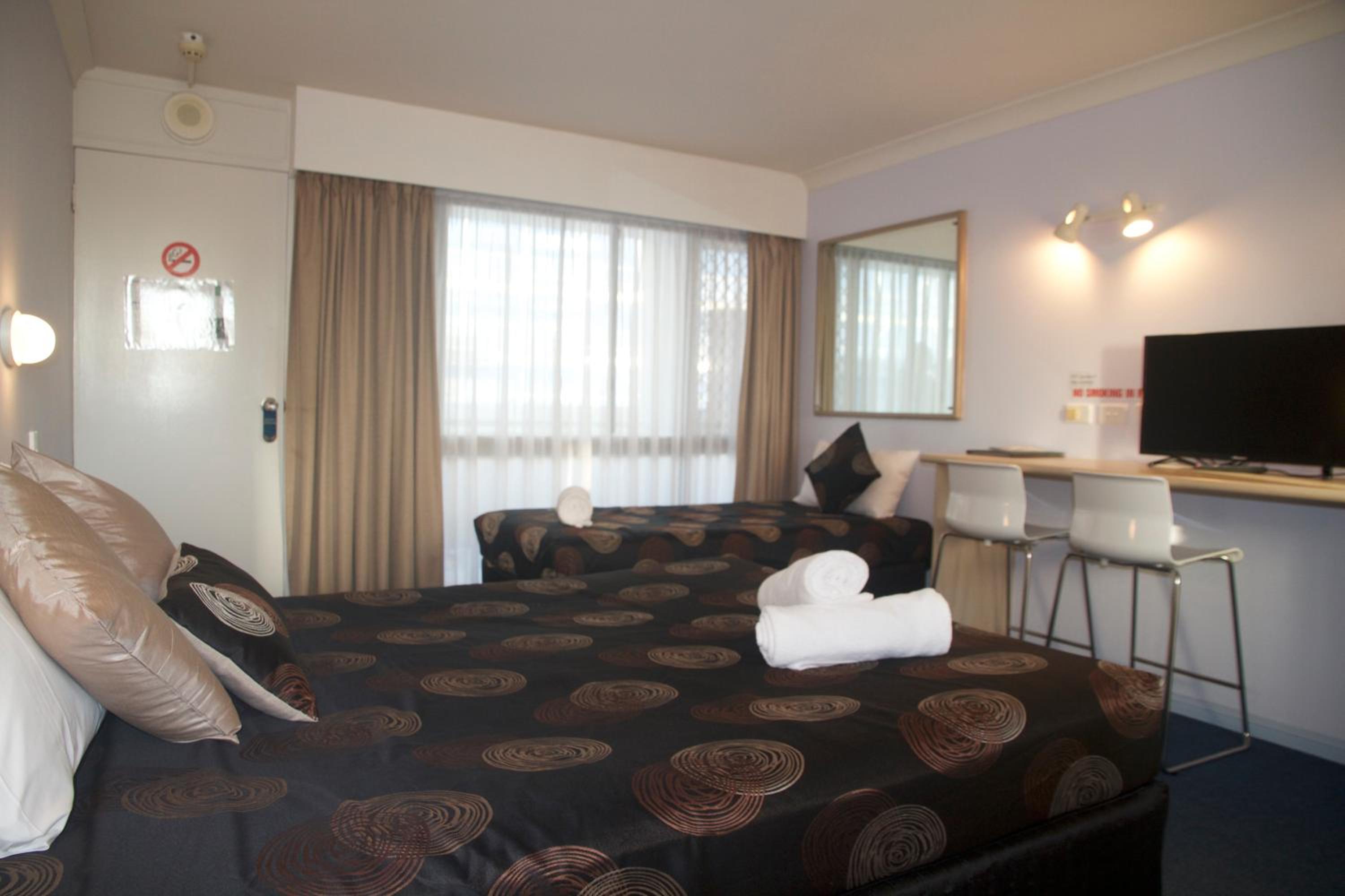 Queen Room photo 2