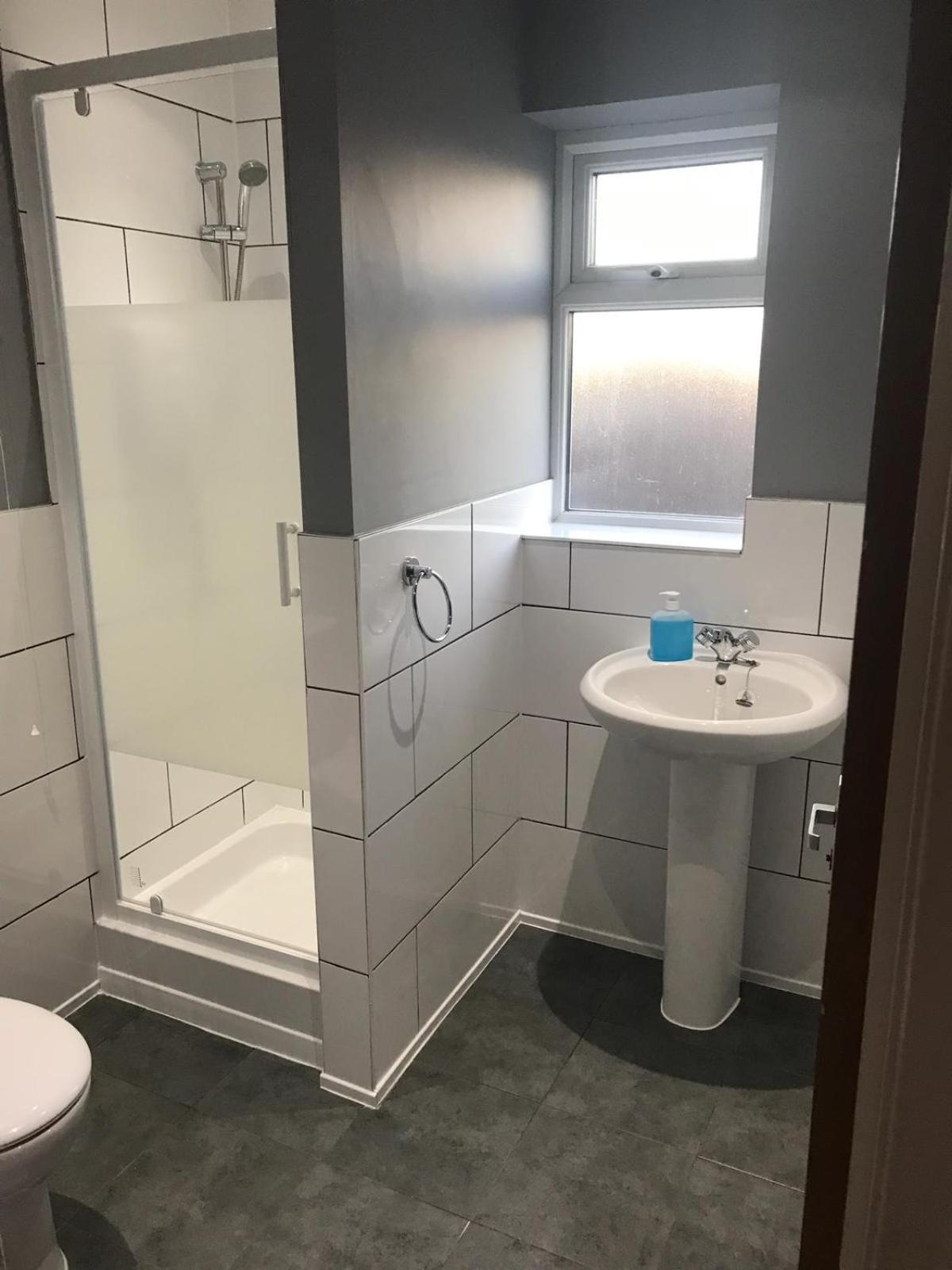 Twin Room with Shower - Photo 3