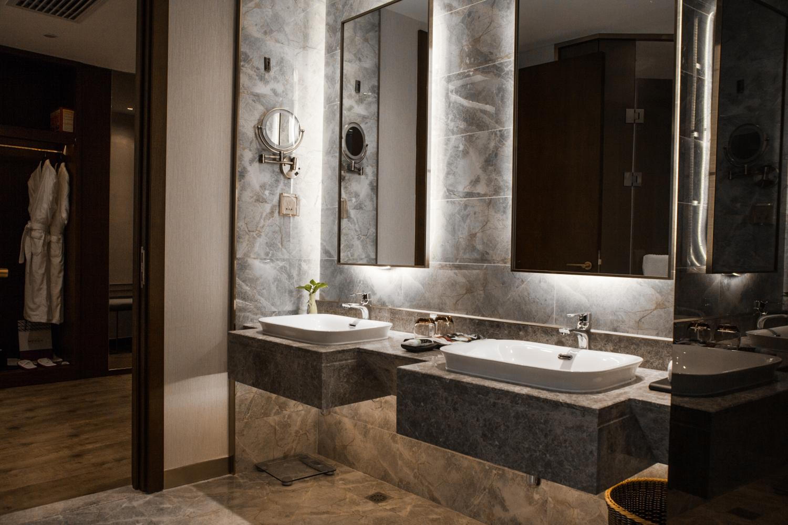 Deluxe King Suite photo 2