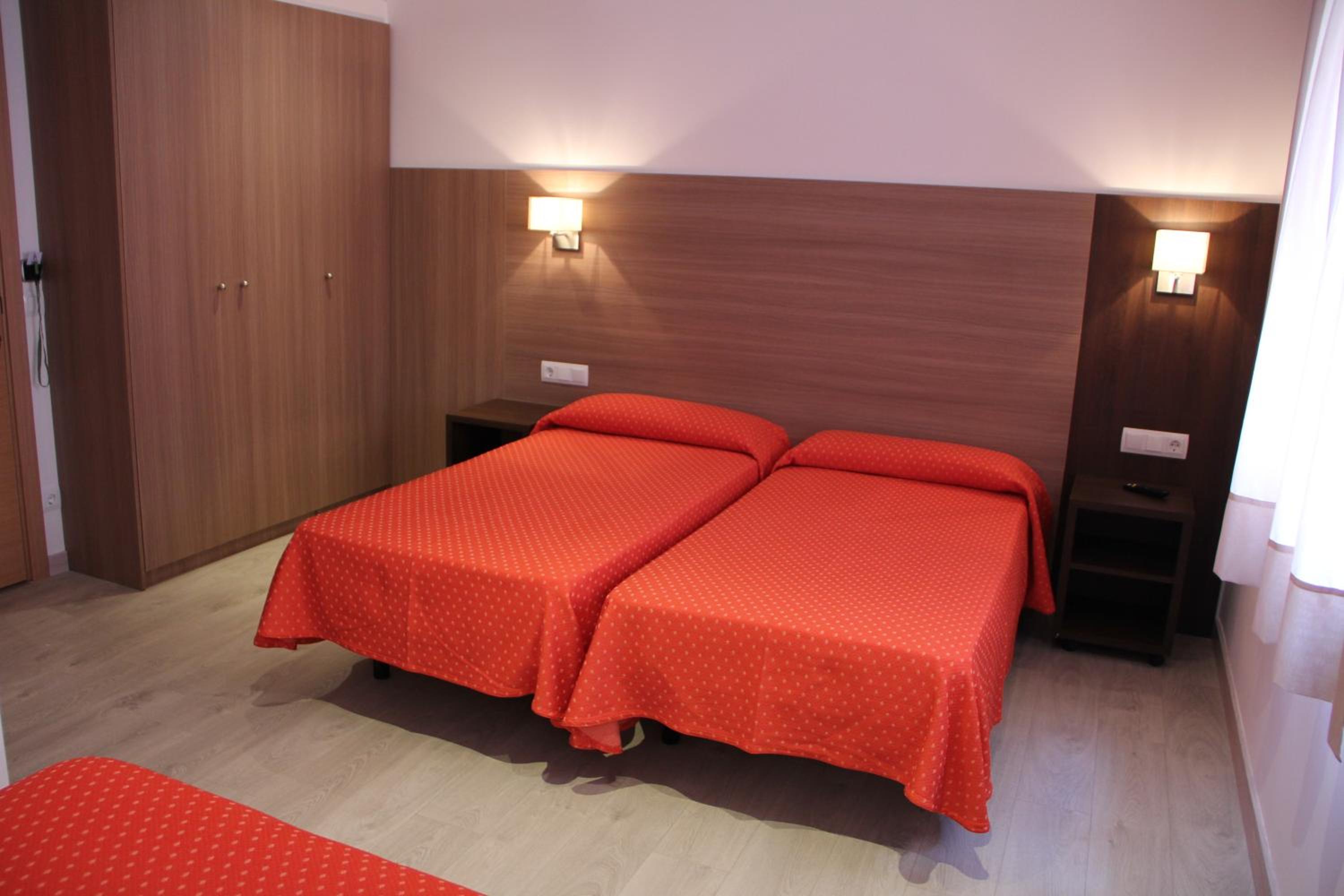 Quadruple Room - Photo 9