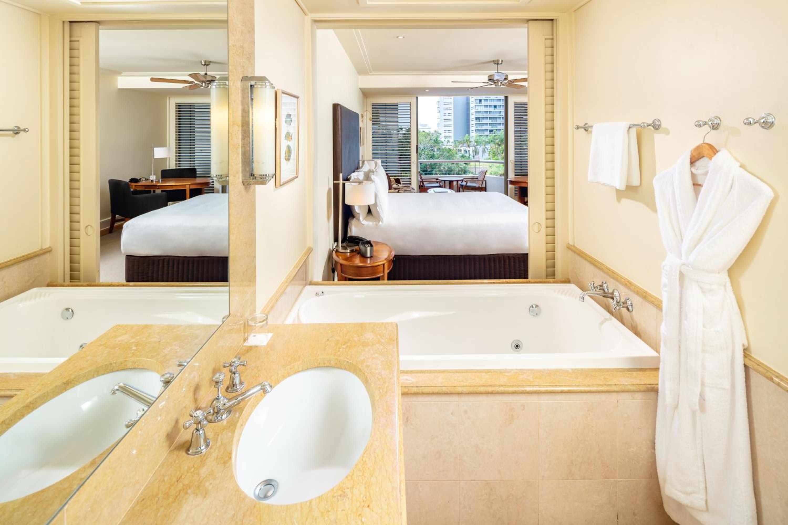 Deluxe King Room with Park View and Single Spa with one drink voucher  - Photo 6