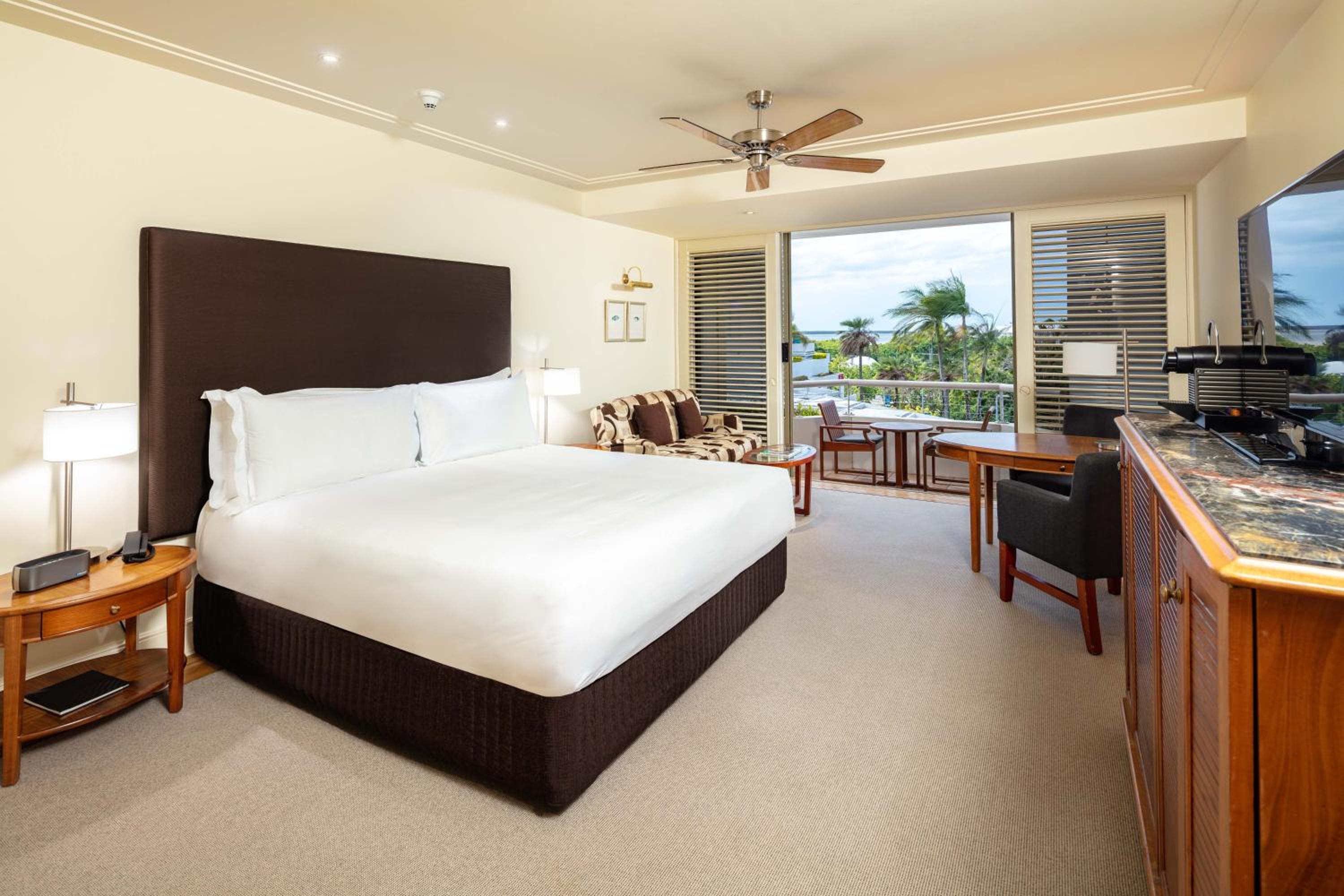 Deluxe King Room with Park View and Single Spa with one drink voucher  - Photo 7