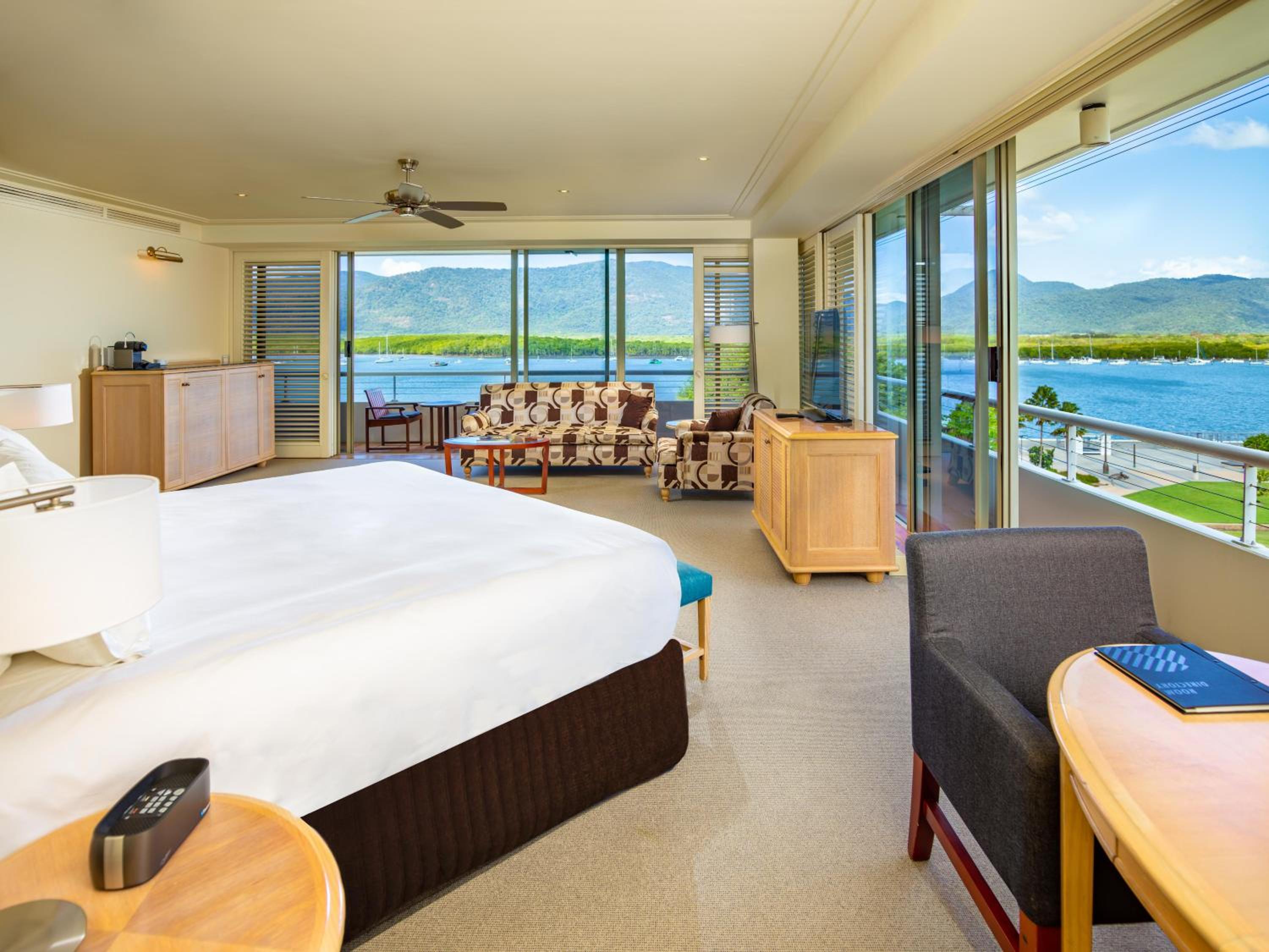 Premium Junior King Suite with Water Views and Double Spa with one drink voucher - Photo 7