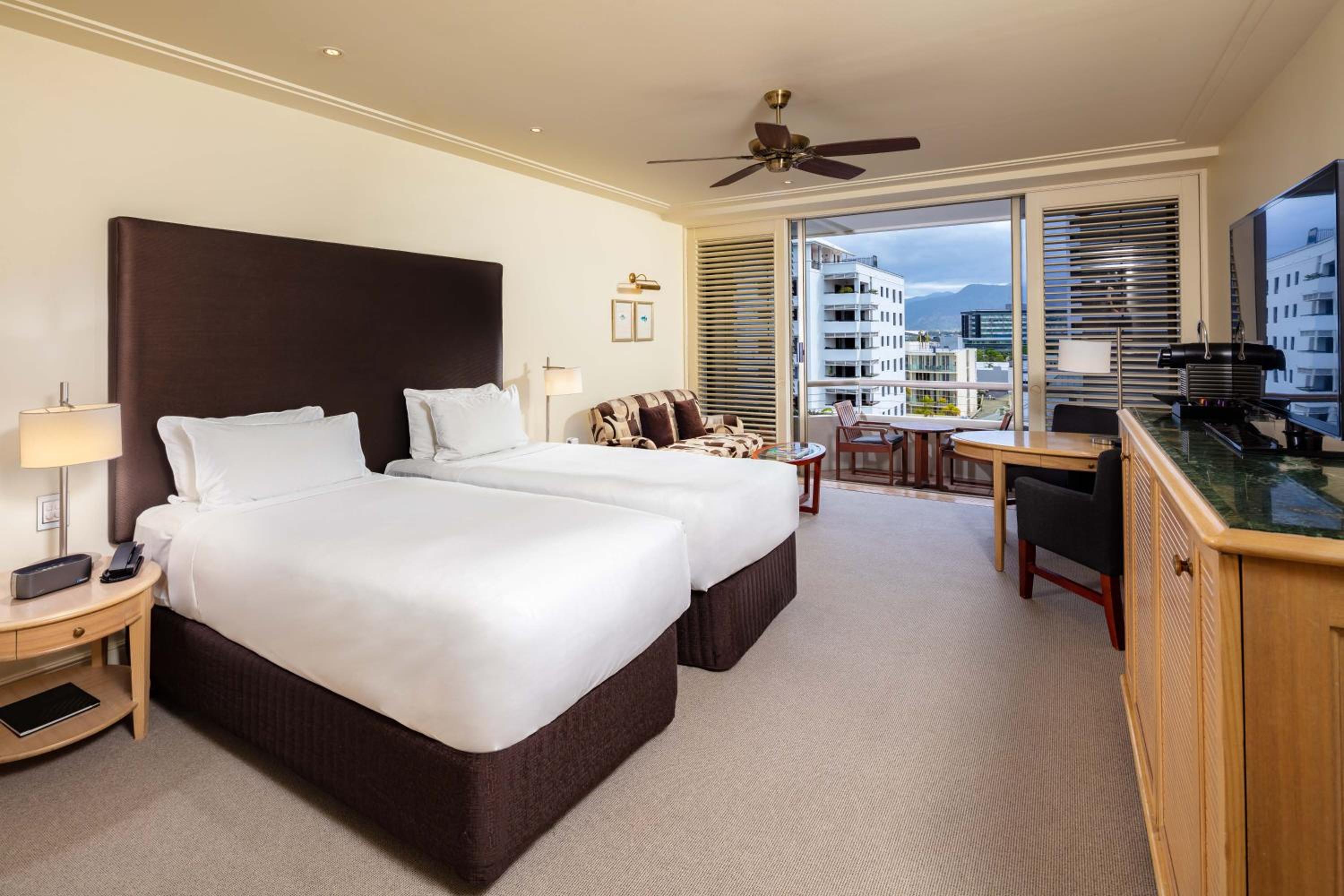 Superior Twin Room with 2 King Single Beds, Spa Bath and City View with one drink voucher - Photo 1