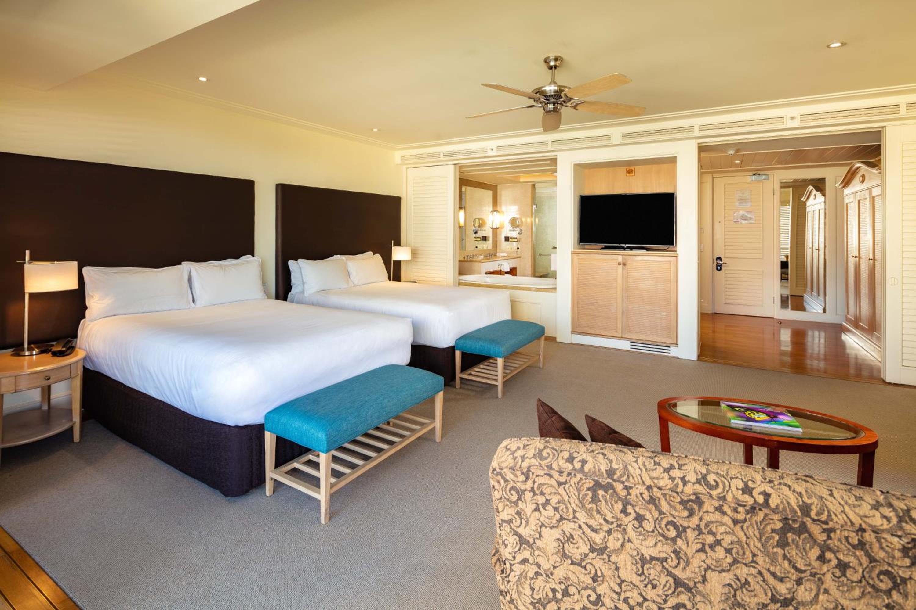 Junior Twin Suite with Two Double Beds and City Views with one drink voucher  - Photo 8