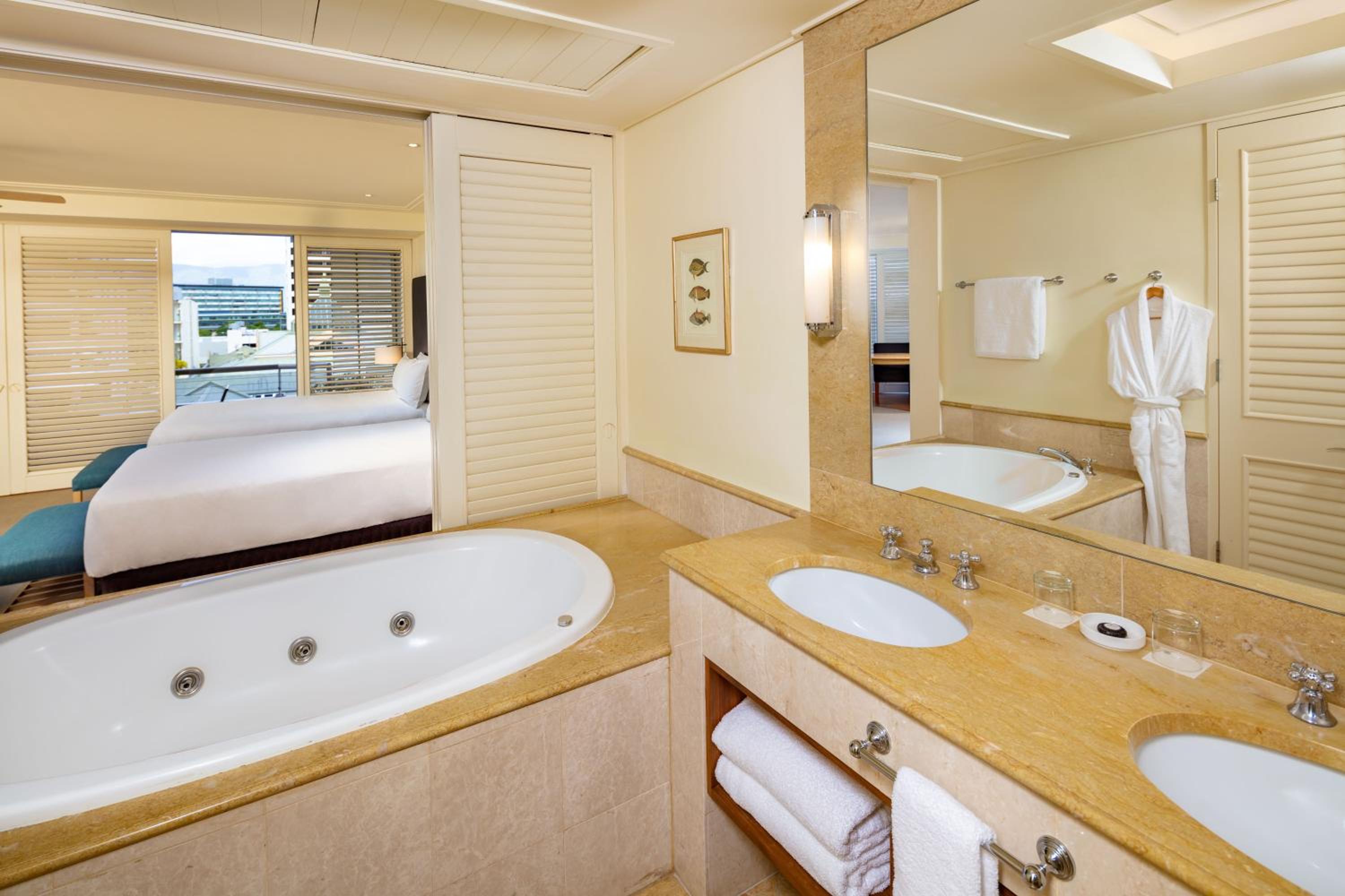 Junior Twin Suite with Two Double Beds and City Views with one drink voucher  - Photo 2