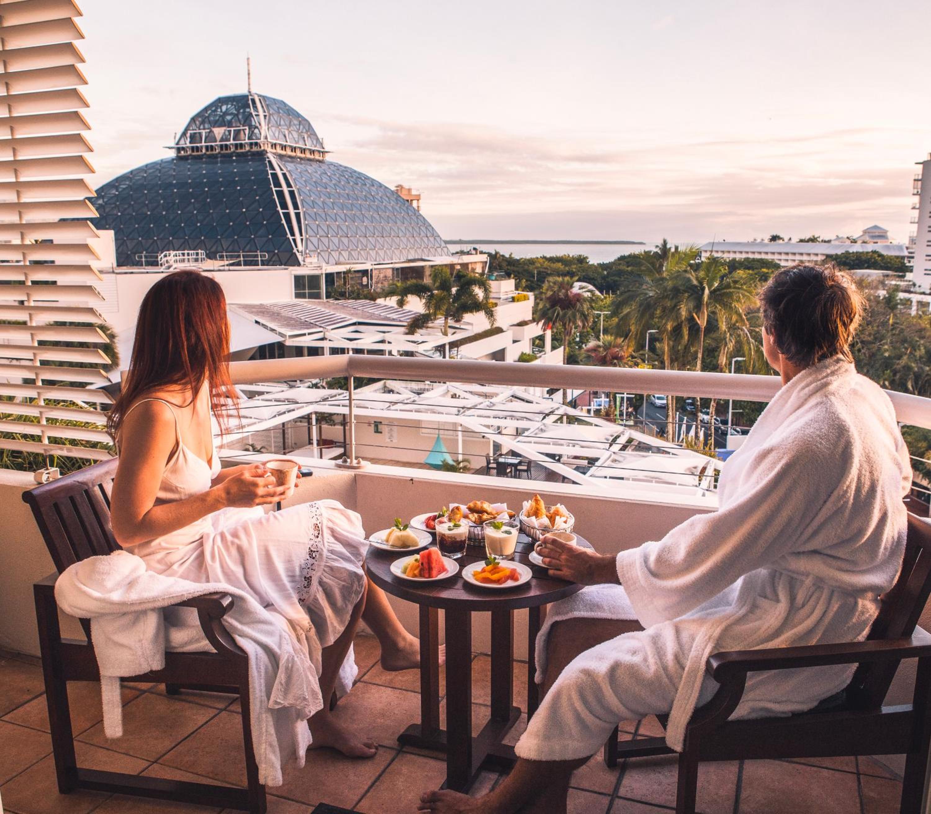 Deluxe Room with 1 King Size Bed and Spa Bath - Pool View with one drink voucher  - Photo 7