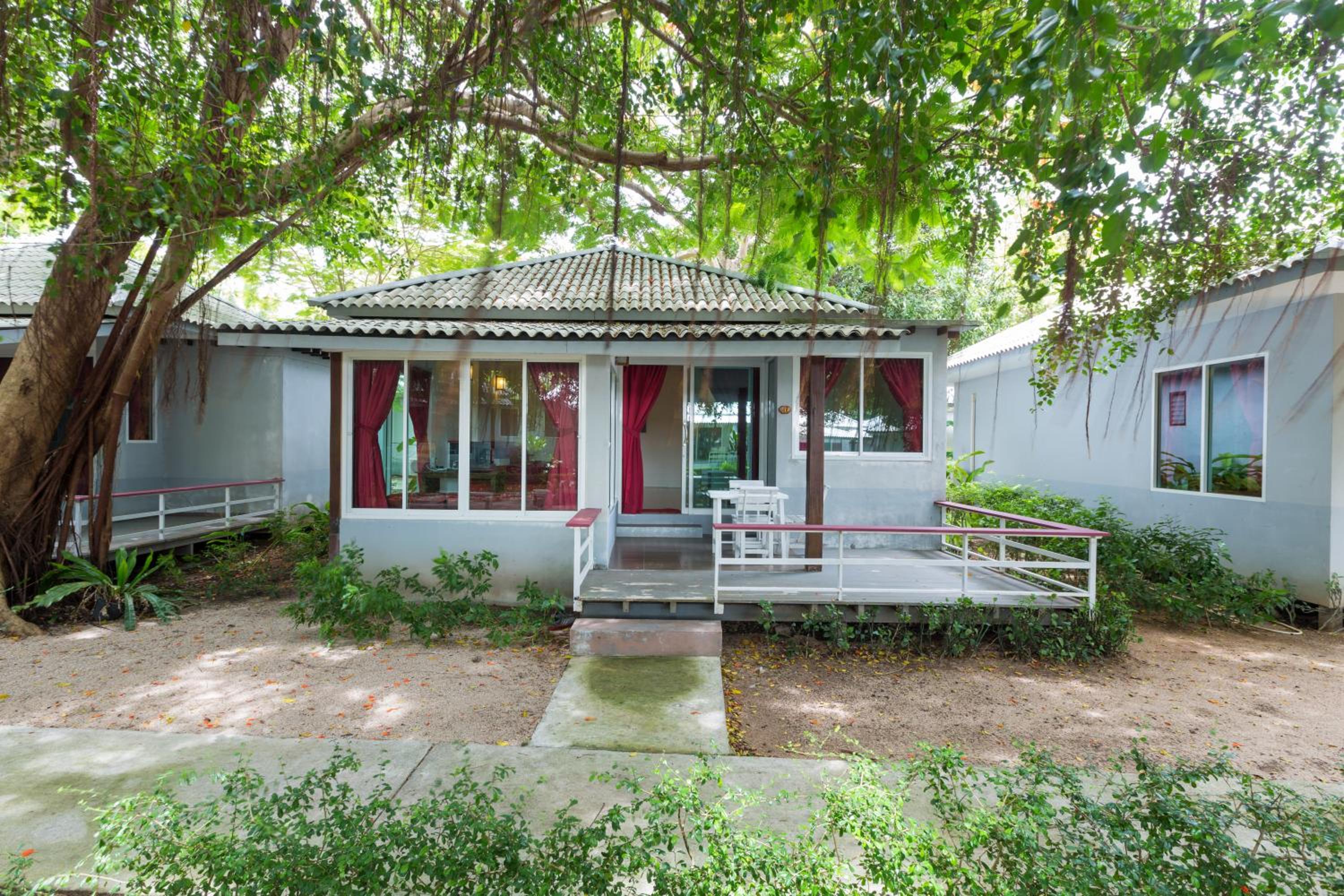 Deluxe Bungalow with Garden View - Photo 6