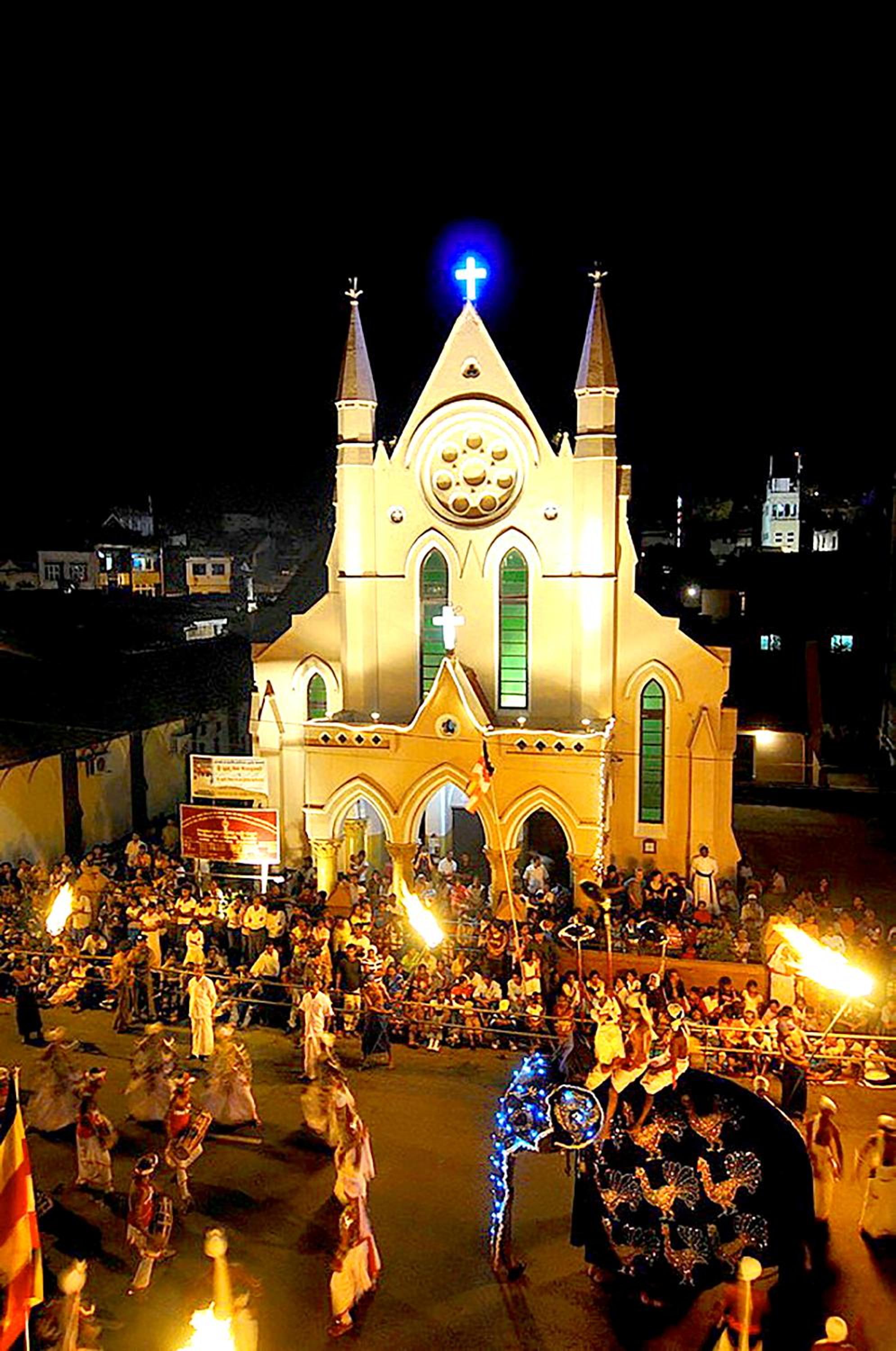 Perahera Viewing Room with Balcony