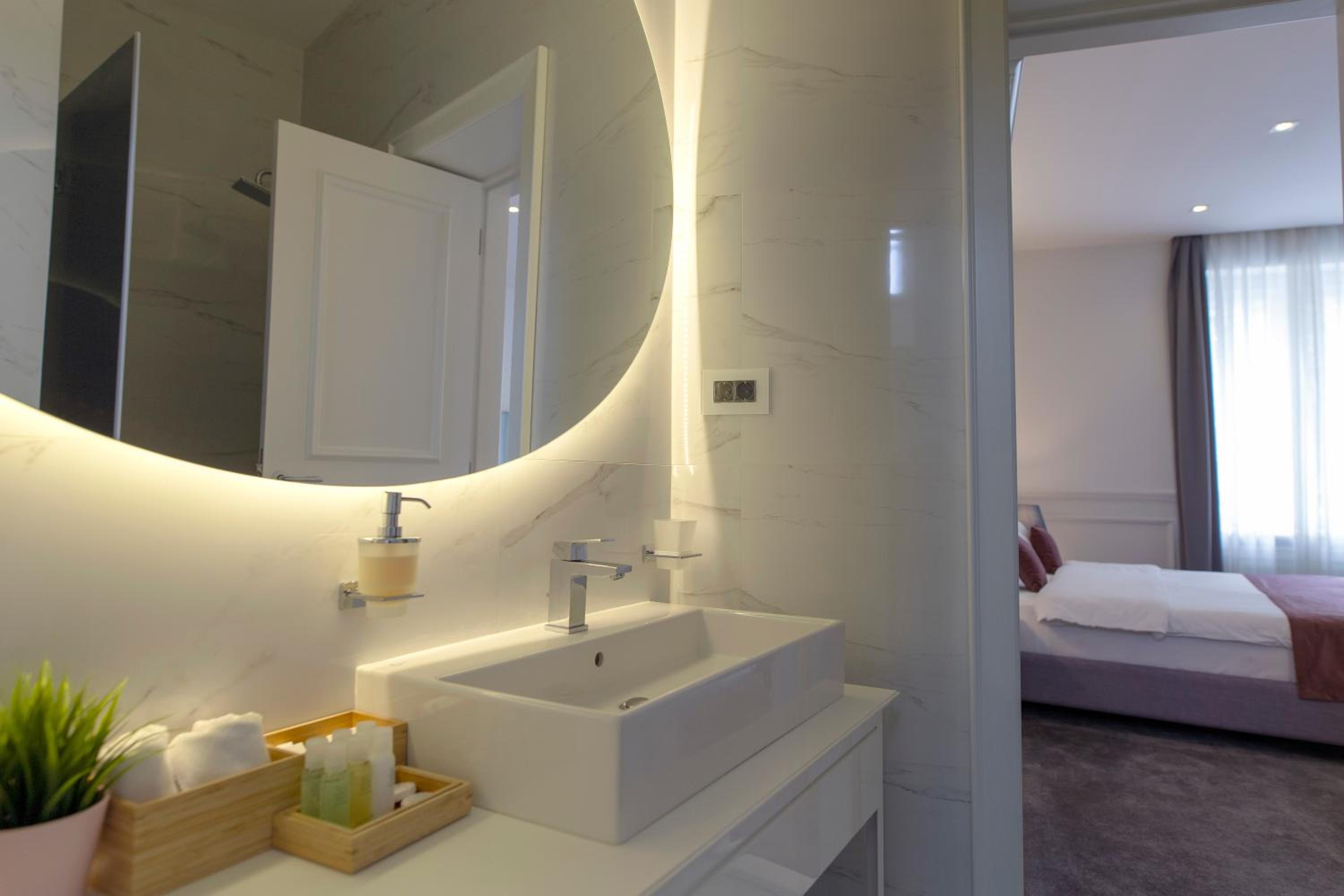 Double or Twin Room with Free Parking - Photo 7