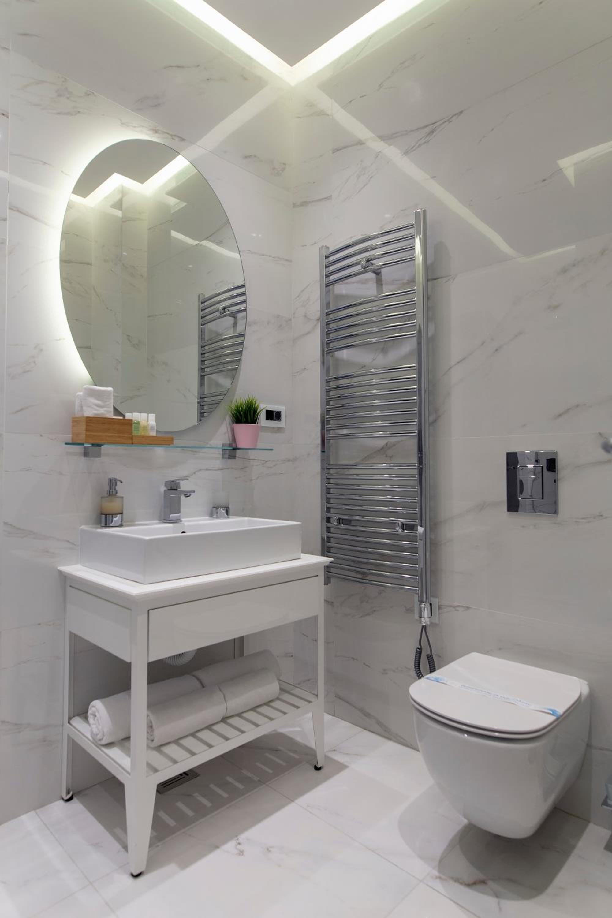 Double or Twin Room with Free Parking - Photo 6