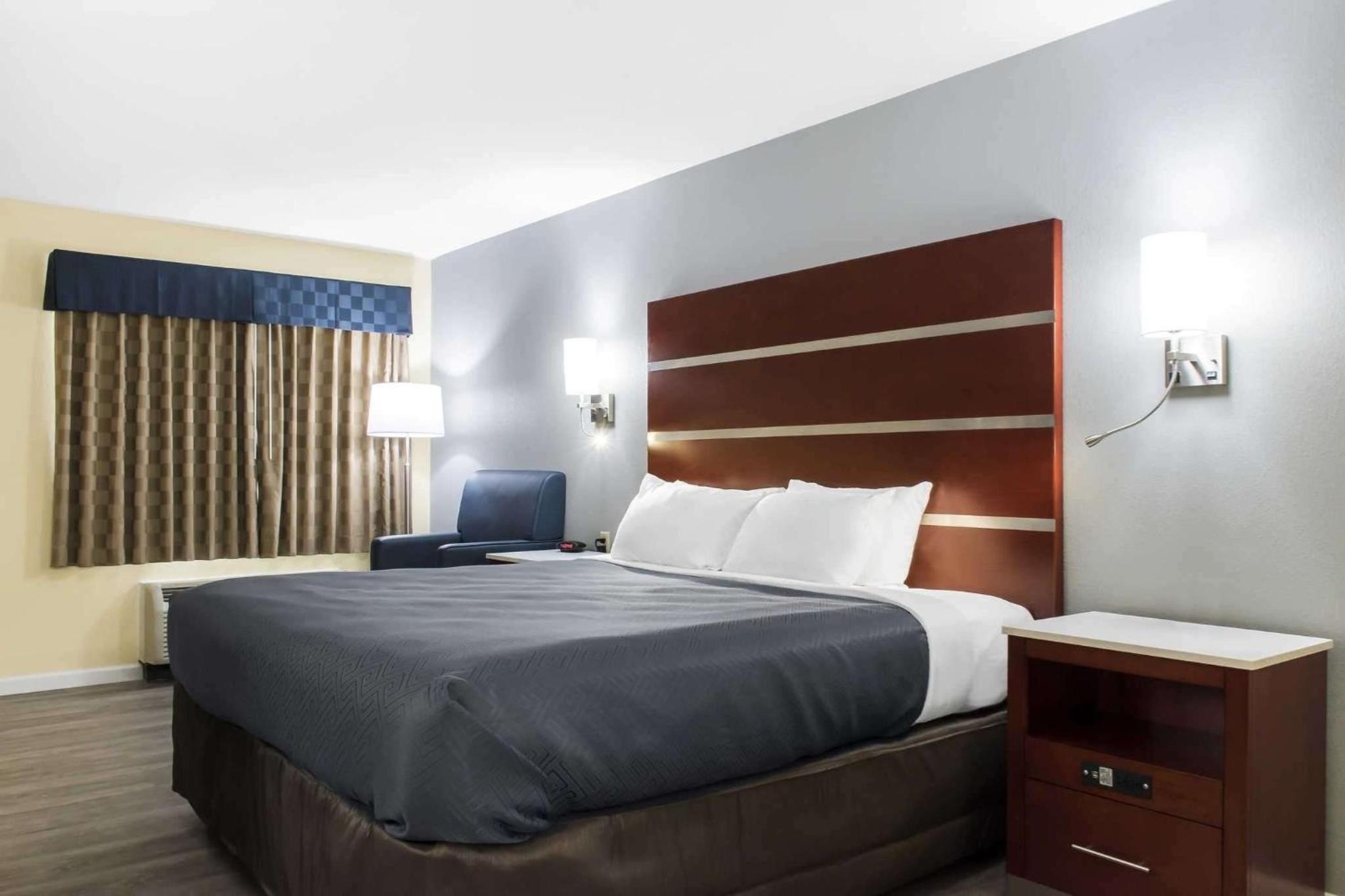 King Room - Non-Smoking - Photo 4