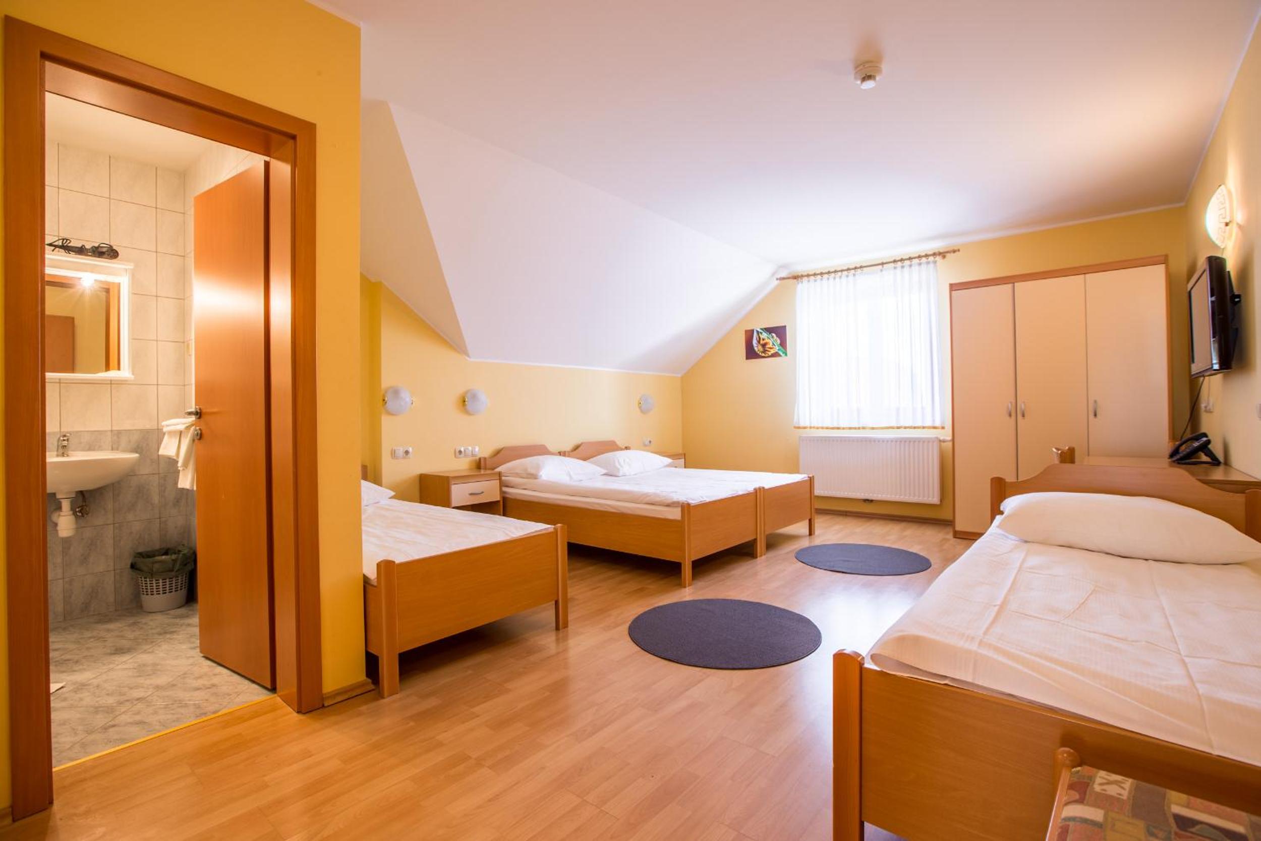 Quadruple Room - Photo 1