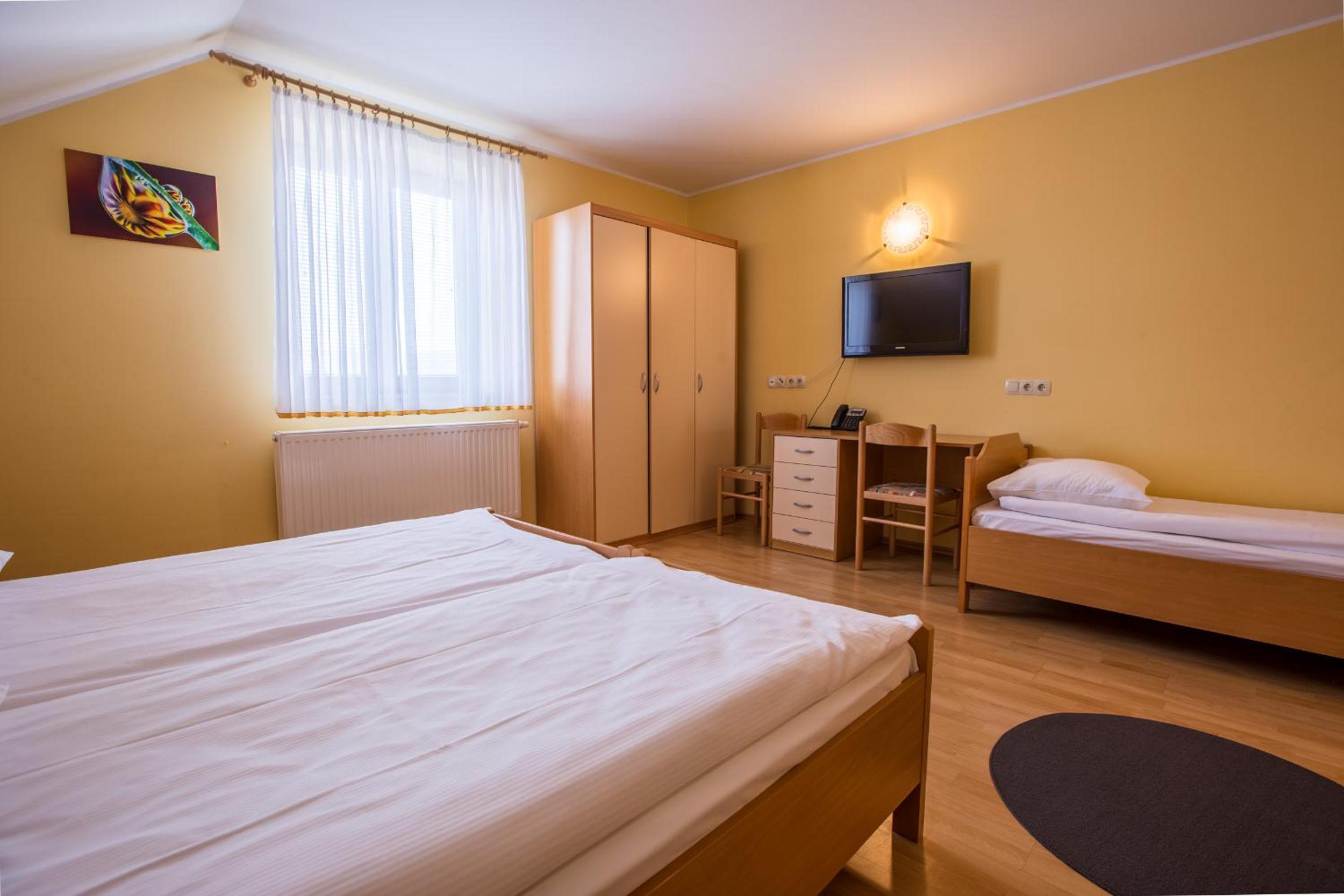 Quadruple Room - Photo 11