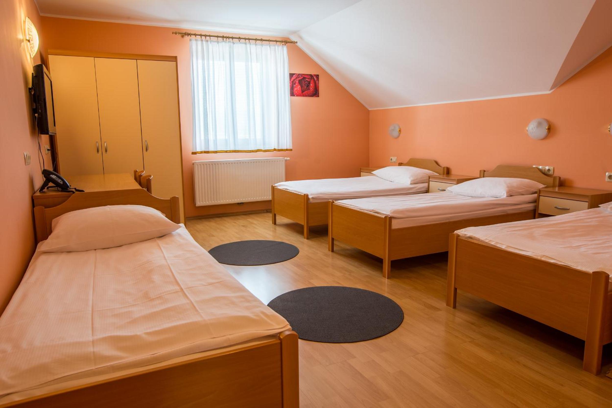 Quadruple Room - Photo 5