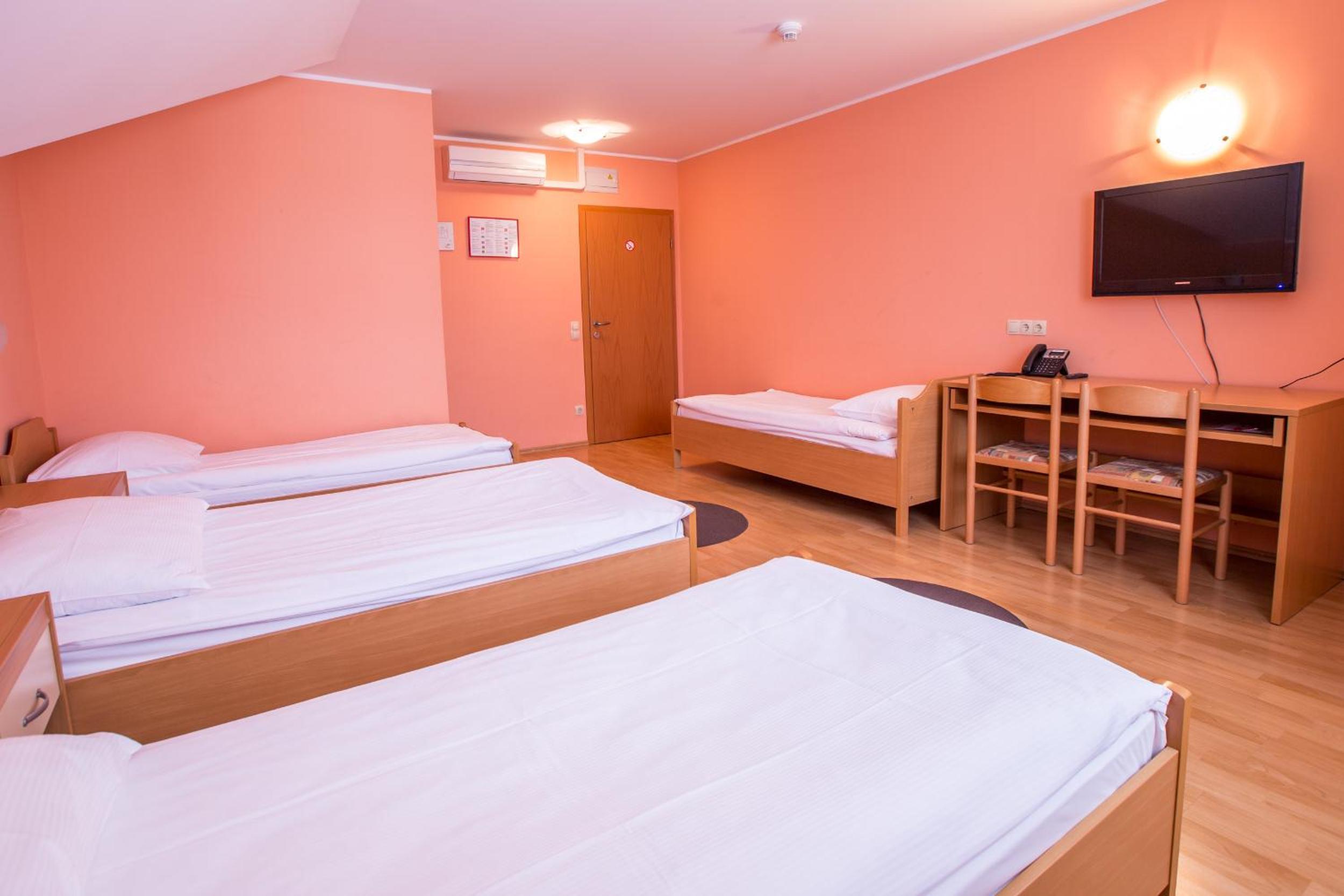 Quadruple Room - Photo 8