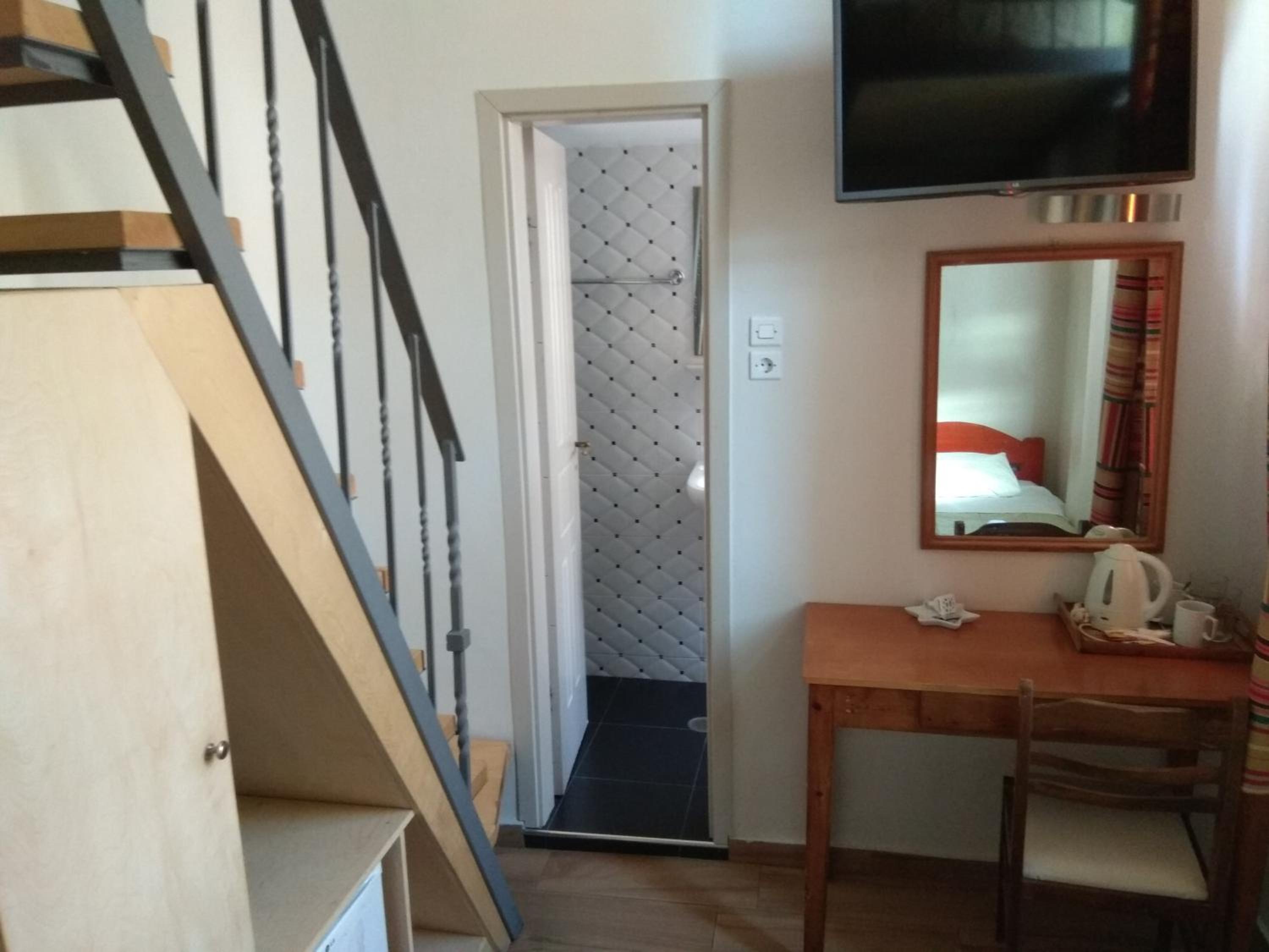 Low Budget Mezzanine Twin Room ( 2 single beds on 2 levels ) photo 3