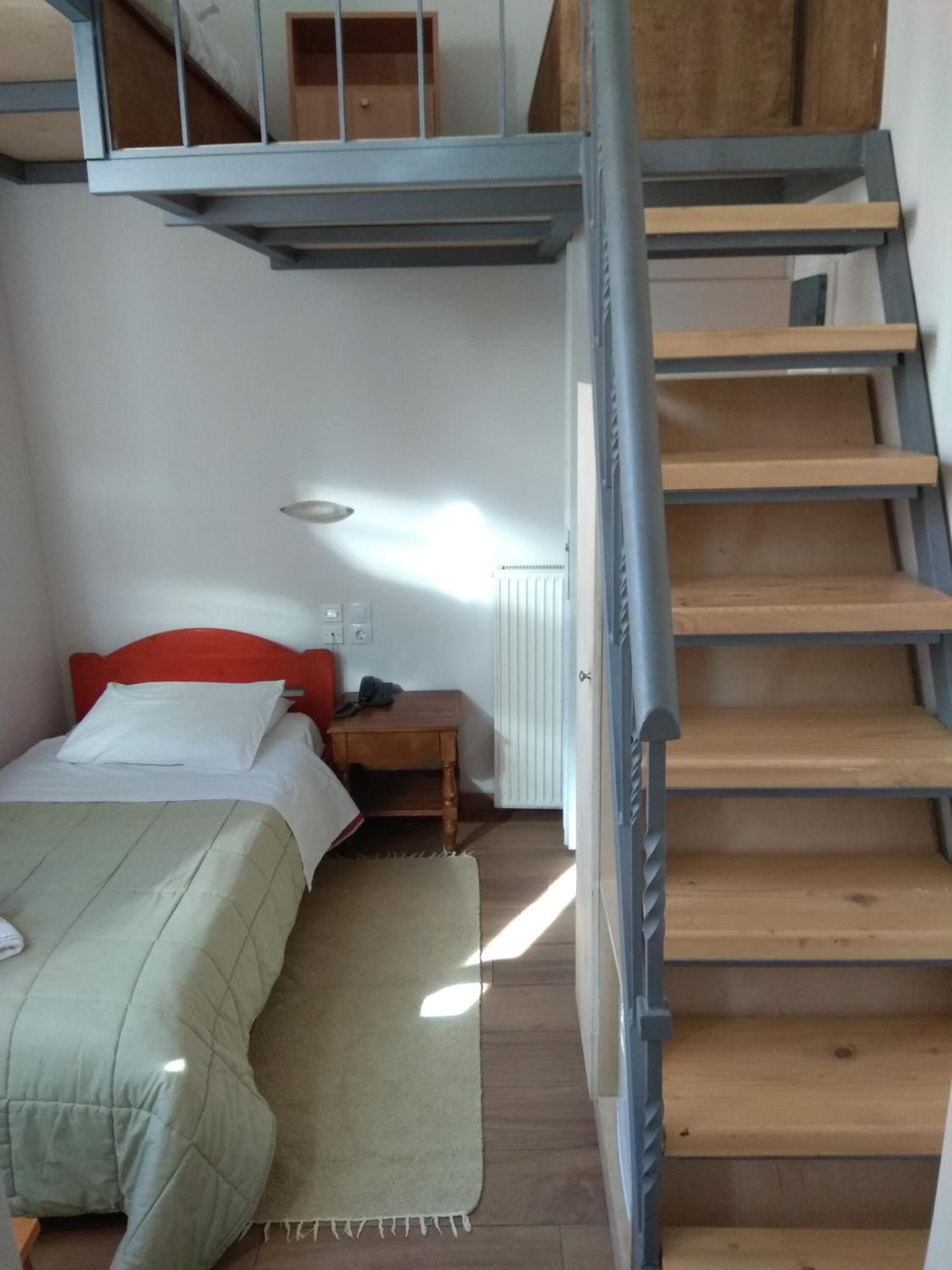 Low Budget Mezzanine Twin Room ( 2 single beds on 2 levels ) photo 2