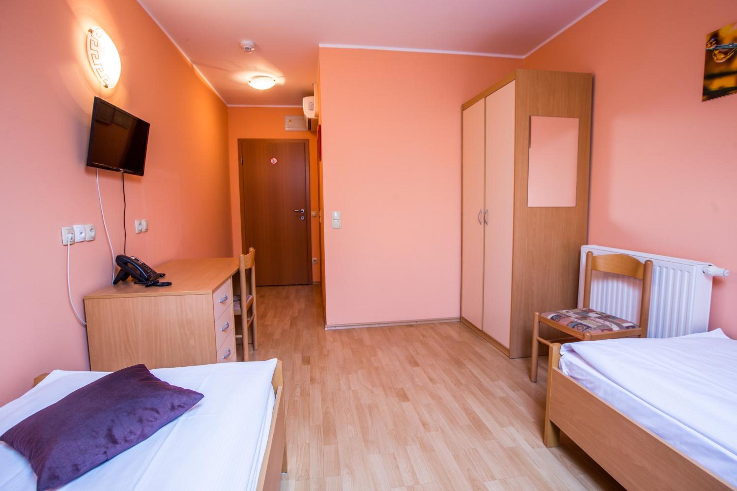 Double Room - Photo 10