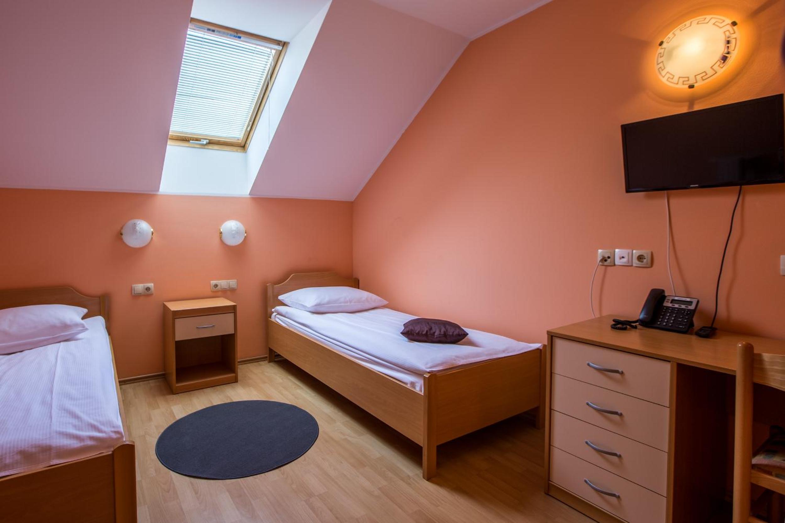 Twin Room - Photo 4