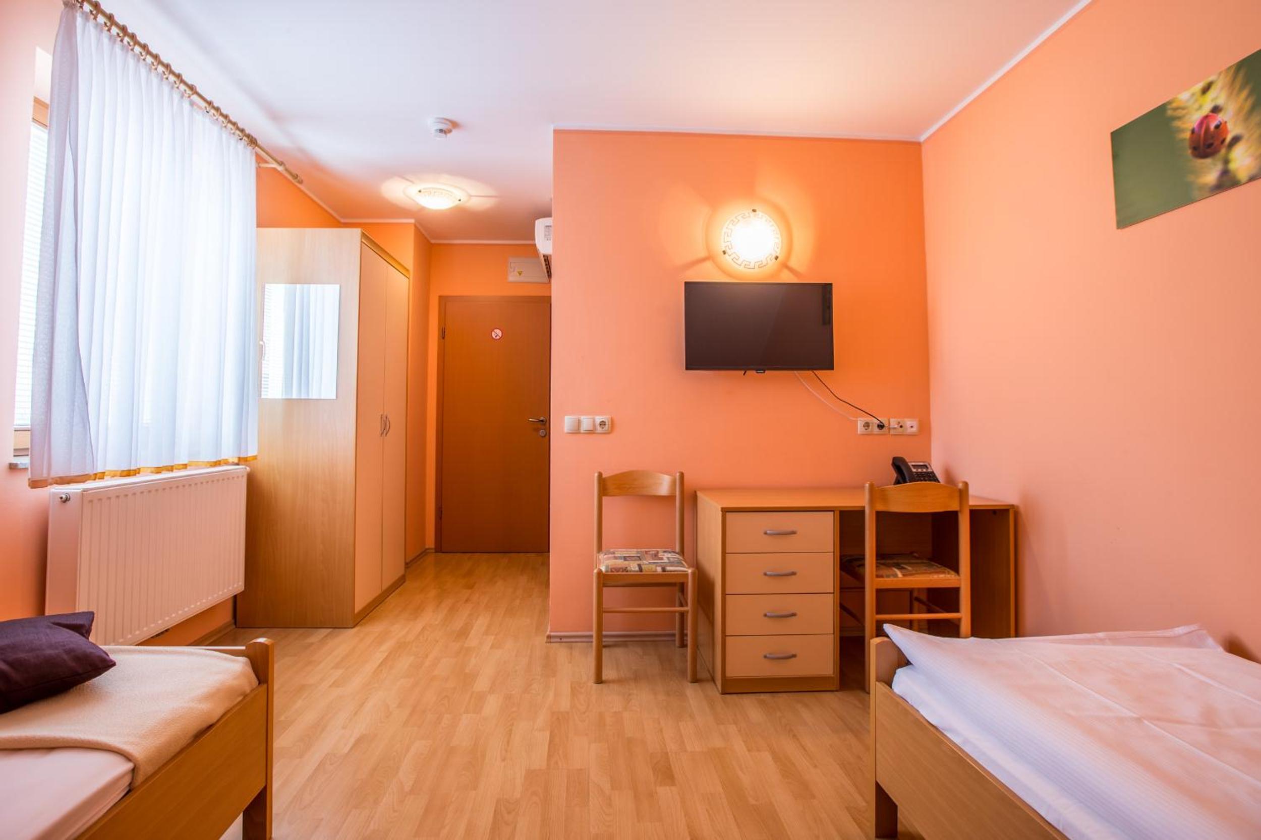 Twin Room - Photo 5