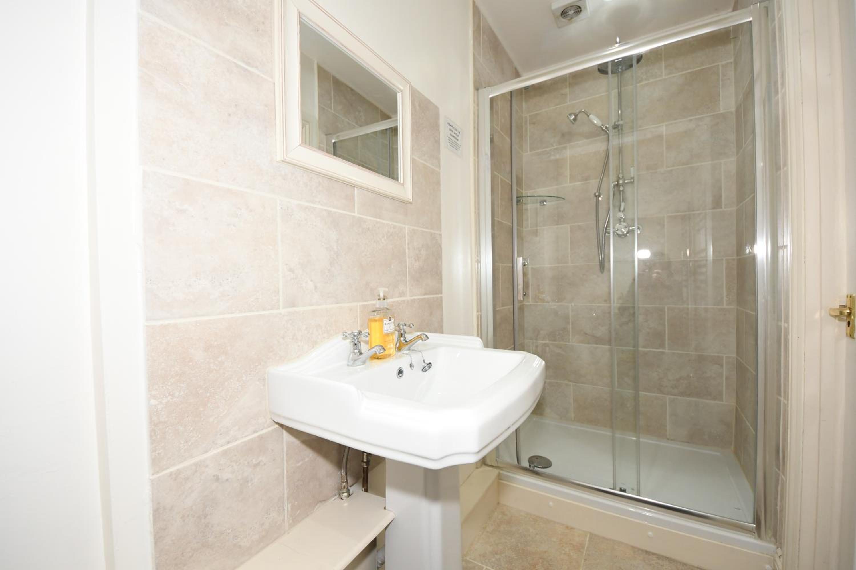 One-Bedroom House - Photo 14