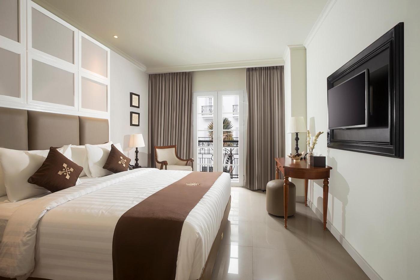 Deluxe King Room with Pool View