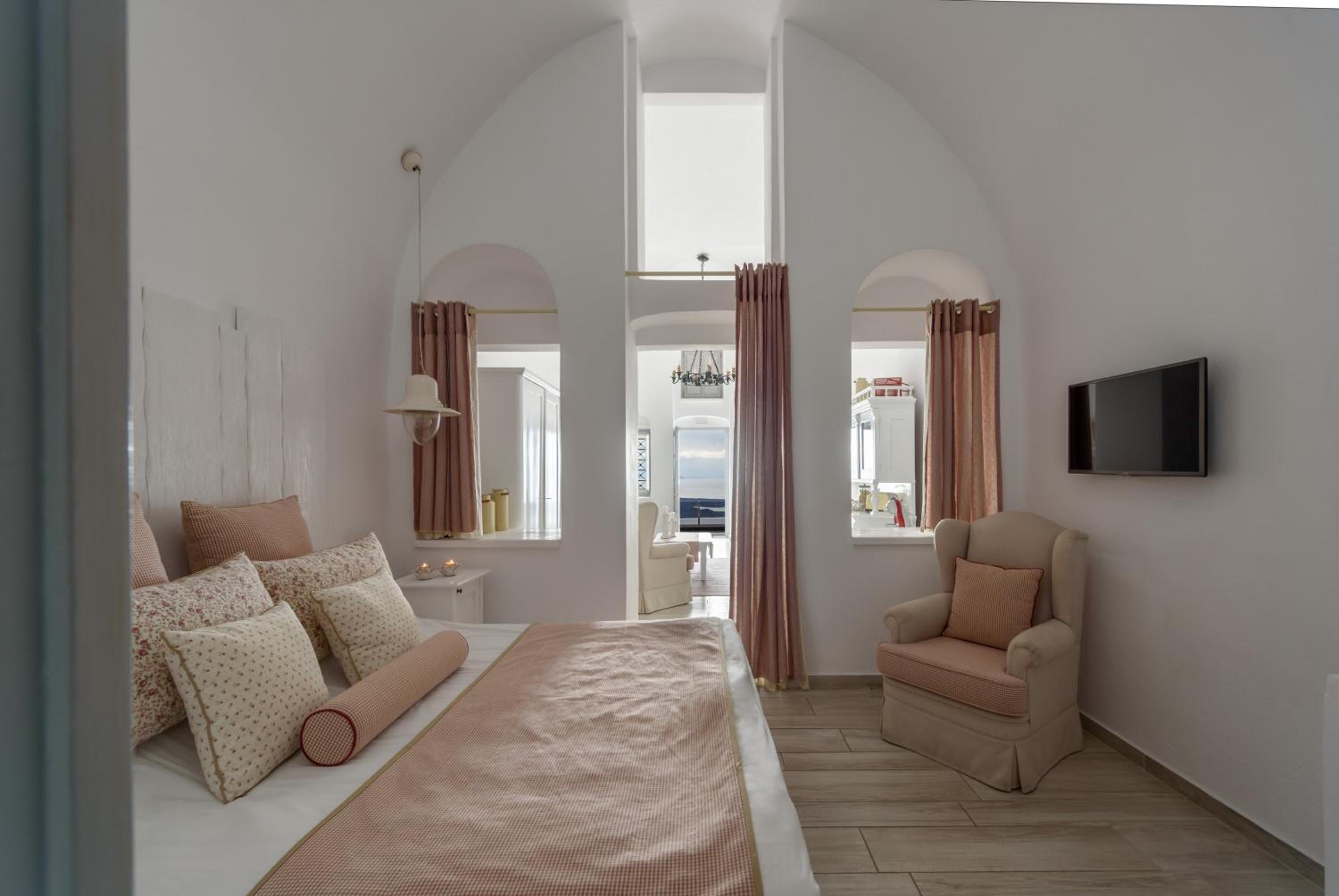 King Suite with Plunge Pool and Caldera View - Photo 3
