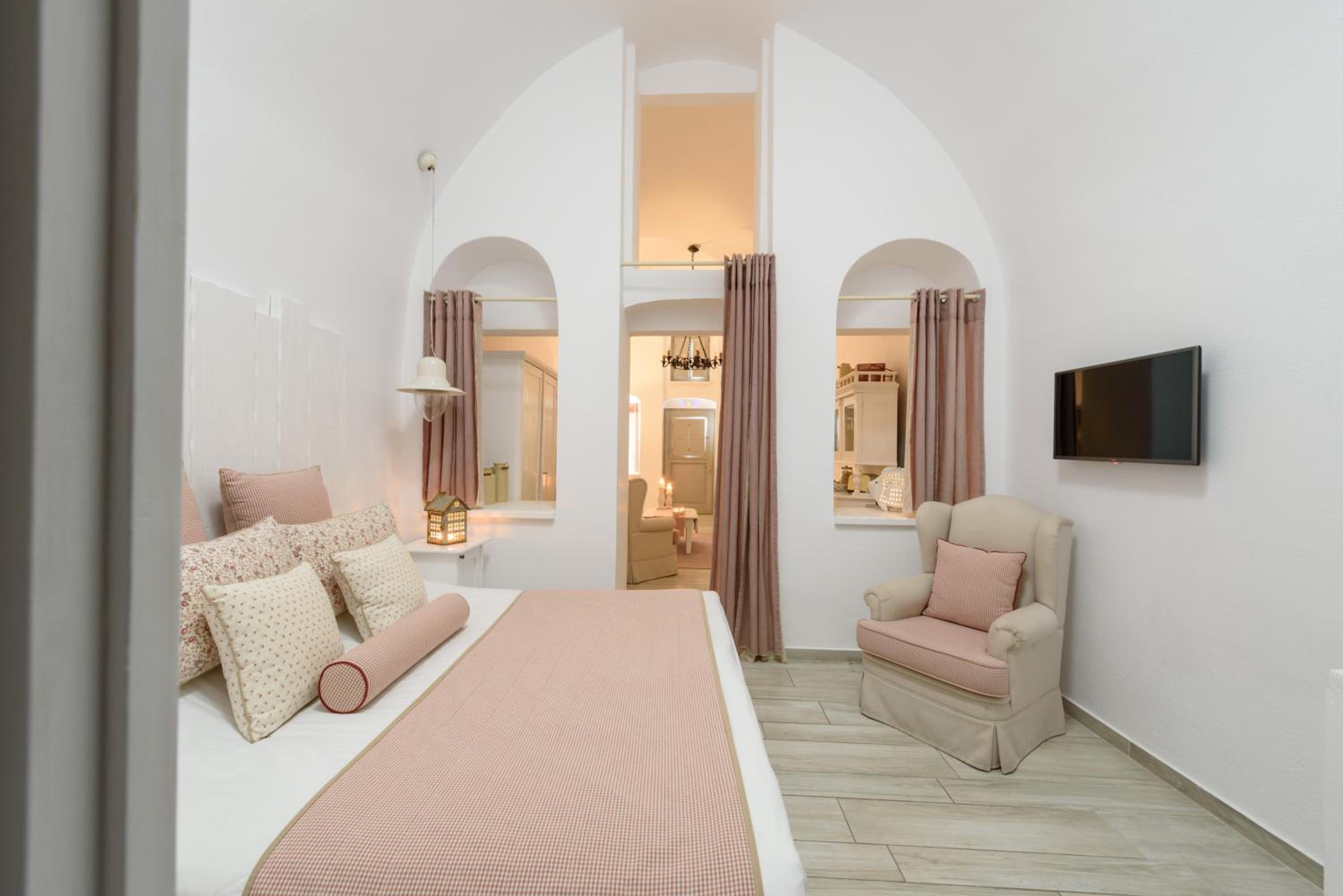 King Suite with Plunge Pool and Caldera View - Photo 20