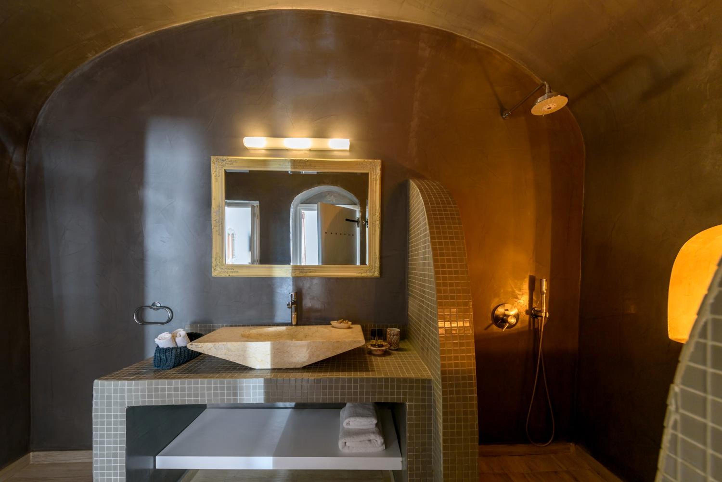 King Suite with Plunge Pool and Caldera View - Photo 14