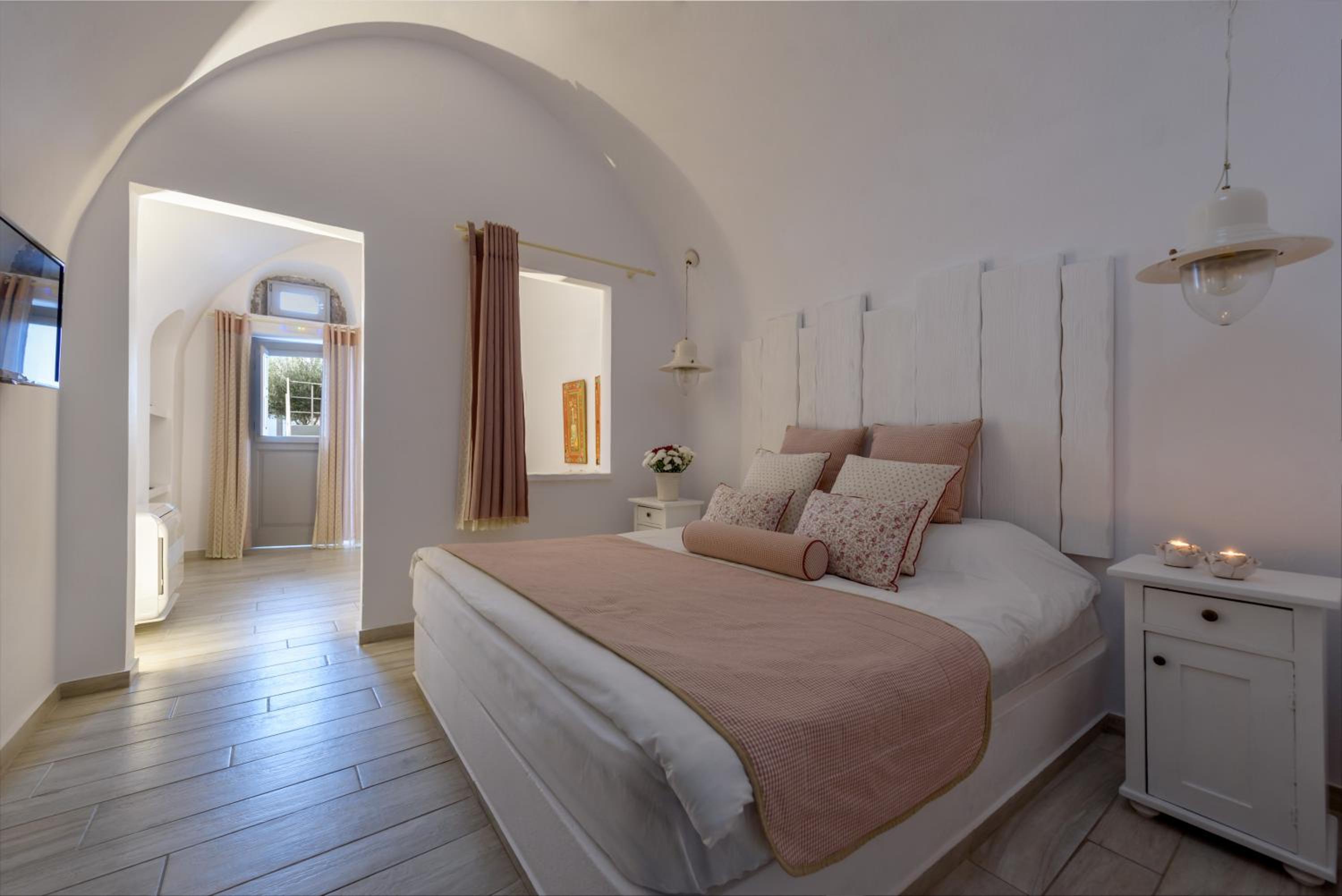 Queen Suite with Cave Plunge Pool and Caldera View photo 1