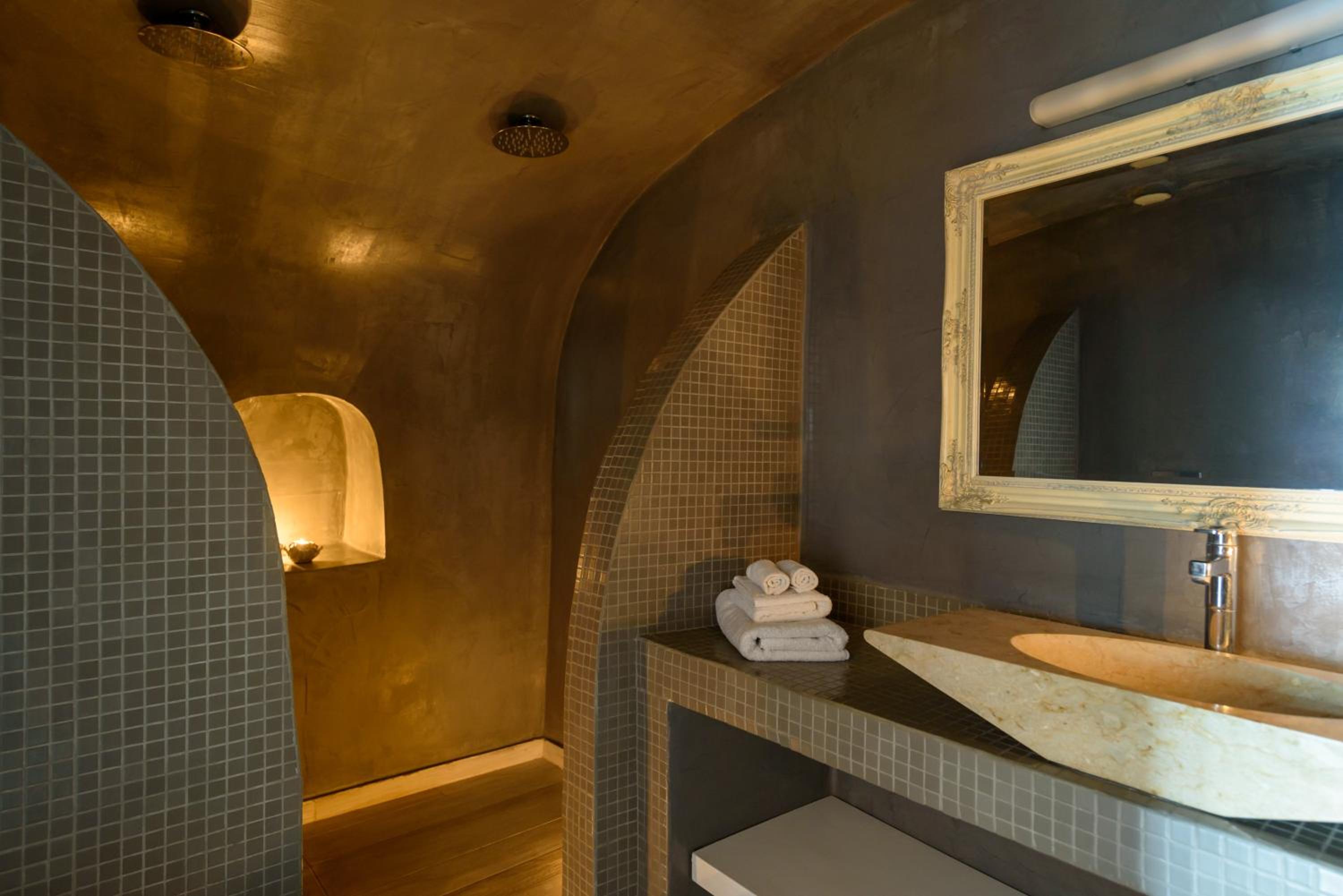 Queen Suite with Cave Plunge Pool and Caldera View photo 2