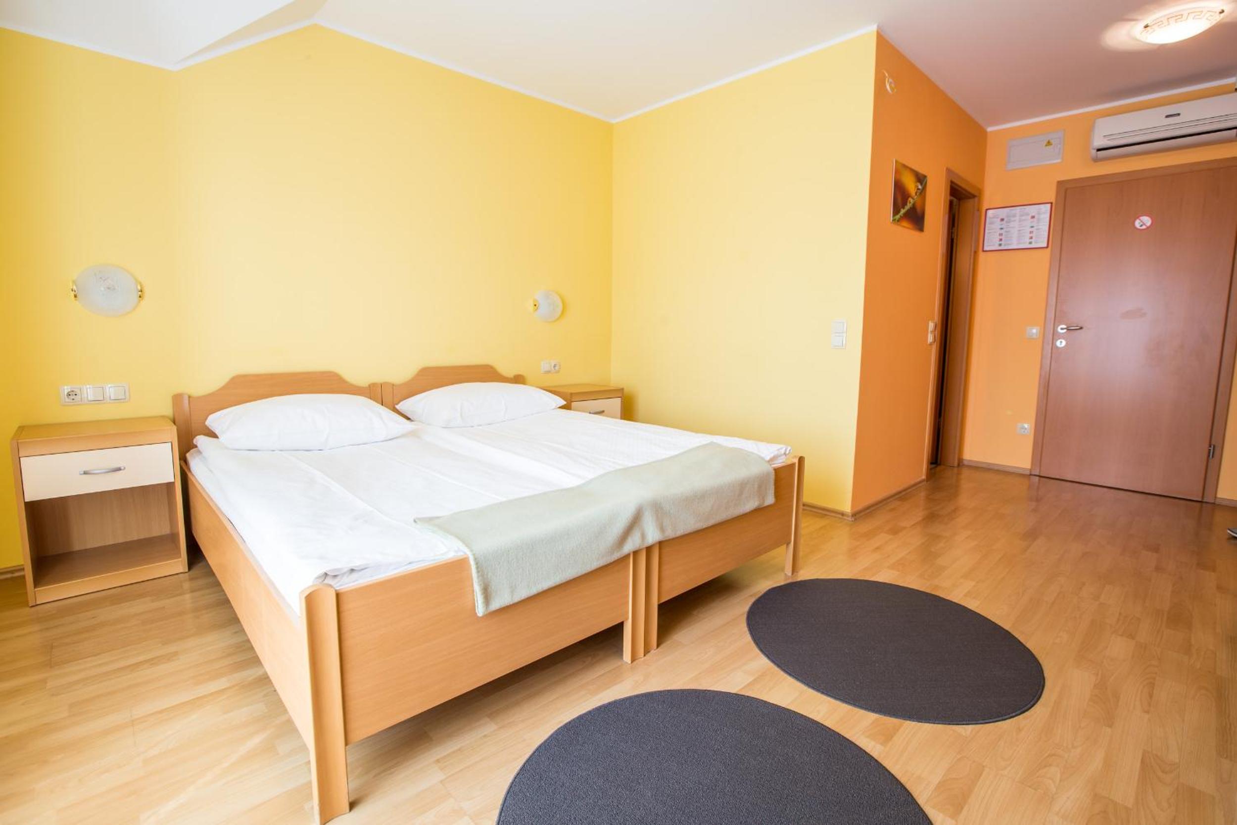 Double Room - Photo 9